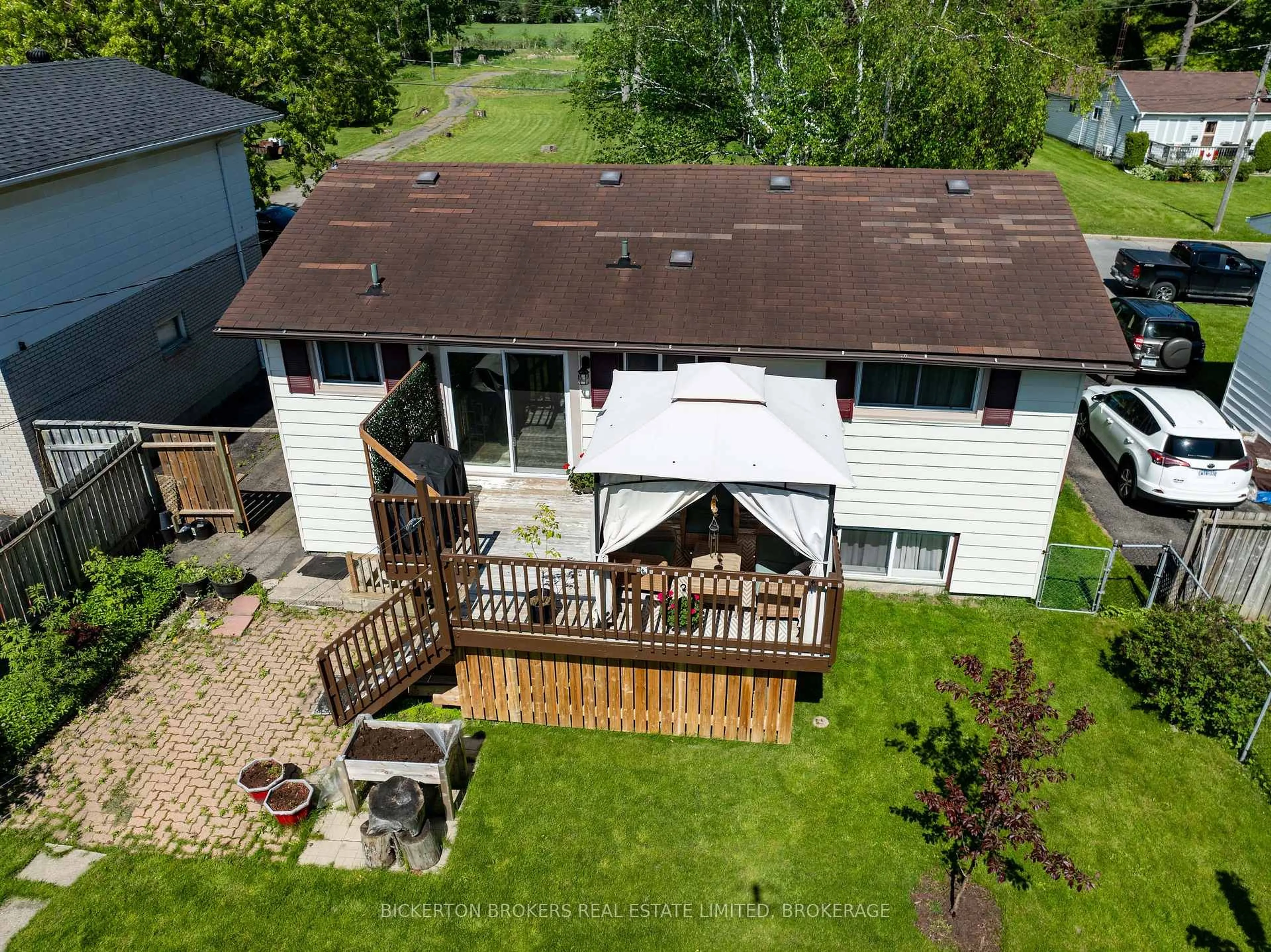 A pic from outside/outdoor area/front of a property/back of a property/a pic from drone, water/lake/river/ocean view for 360 First Ave, Brockville Ontario K6V 3C1