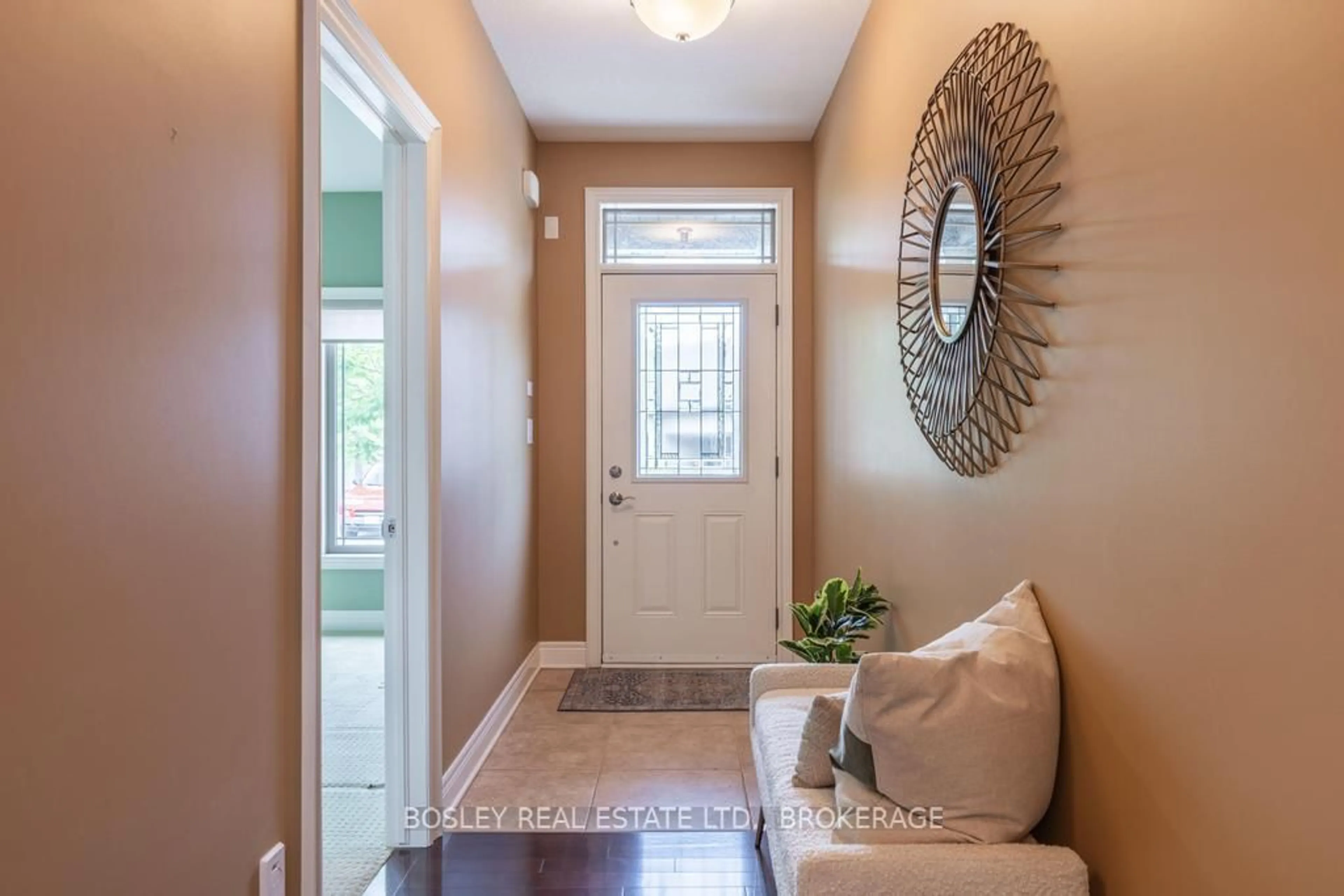 Indoor entryway for 332 Pelham Rd #8, St. Catharines Ontario L2S 1Y3