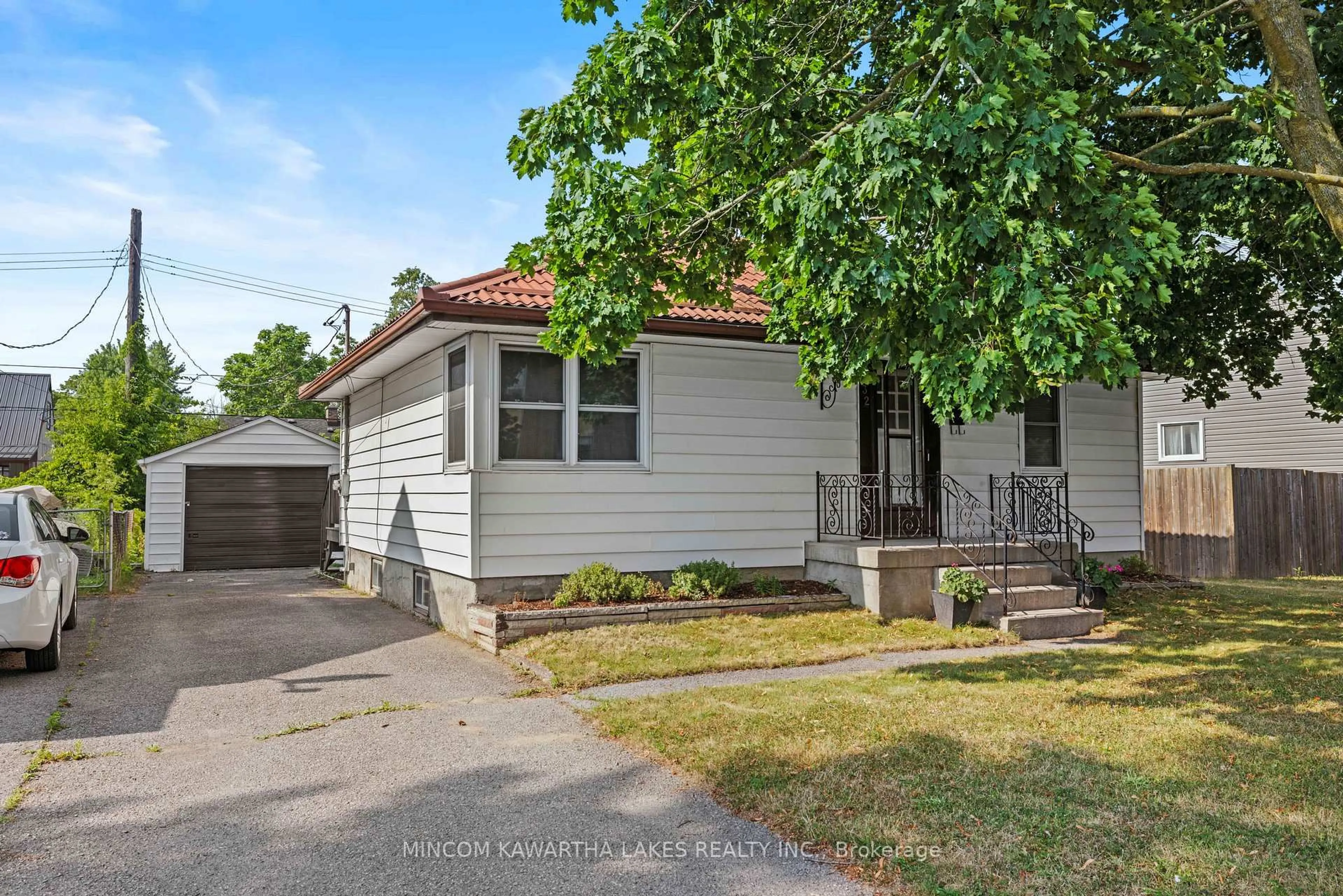 Home with vinyl exterior material, street for 632 Gillespie Ave, Peterborough South Ontario K9J 4B6