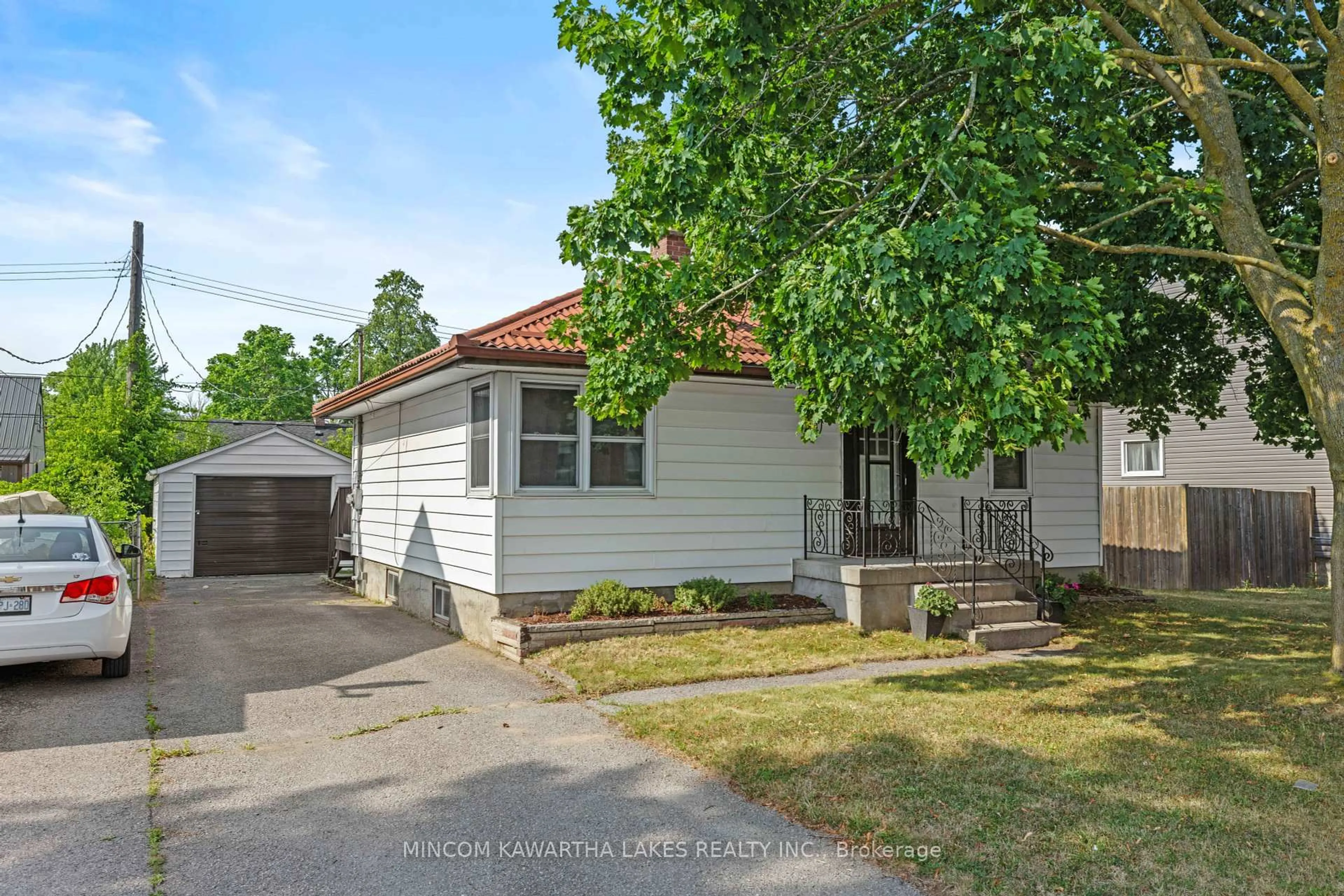 A pic from outside/outdoor area/front of a property/back of a property/a pic from drone, street for 632 Gillespie Ave, Peterborough South Ontario K9J 4B6