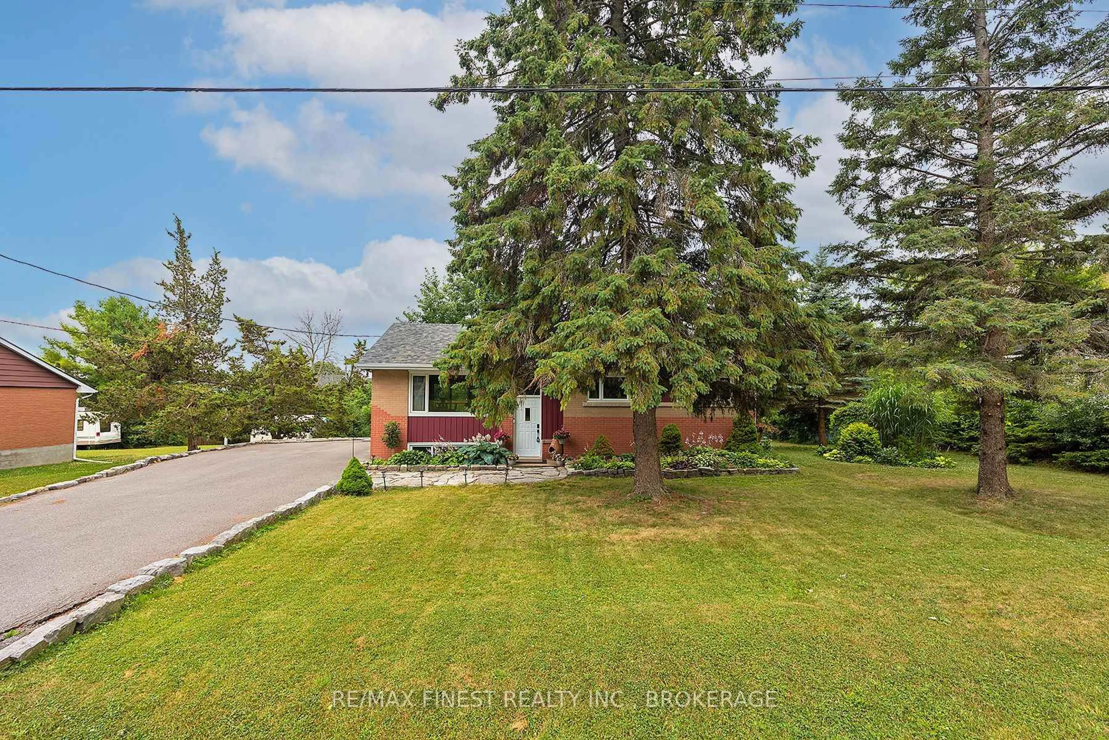 A pic from outside/outdoor area/front of a property/back of a property/a pic from drone, street for 1429 Avondale Cres, Kingston Ontario K7P 2V2