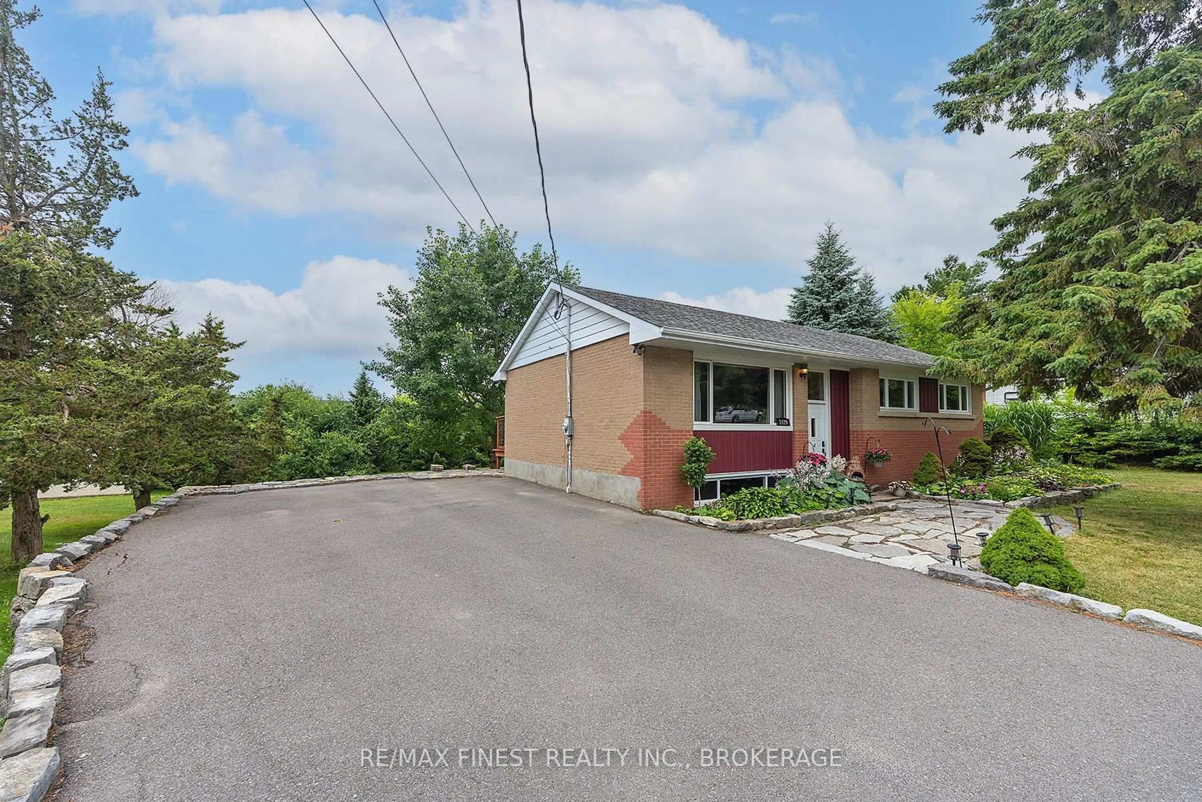 A pic from outside/outdoor area/front of a property/back of a property/a pic from drone, street for 1429 Avondale Cres, Kingston Ontario K7P 2V2