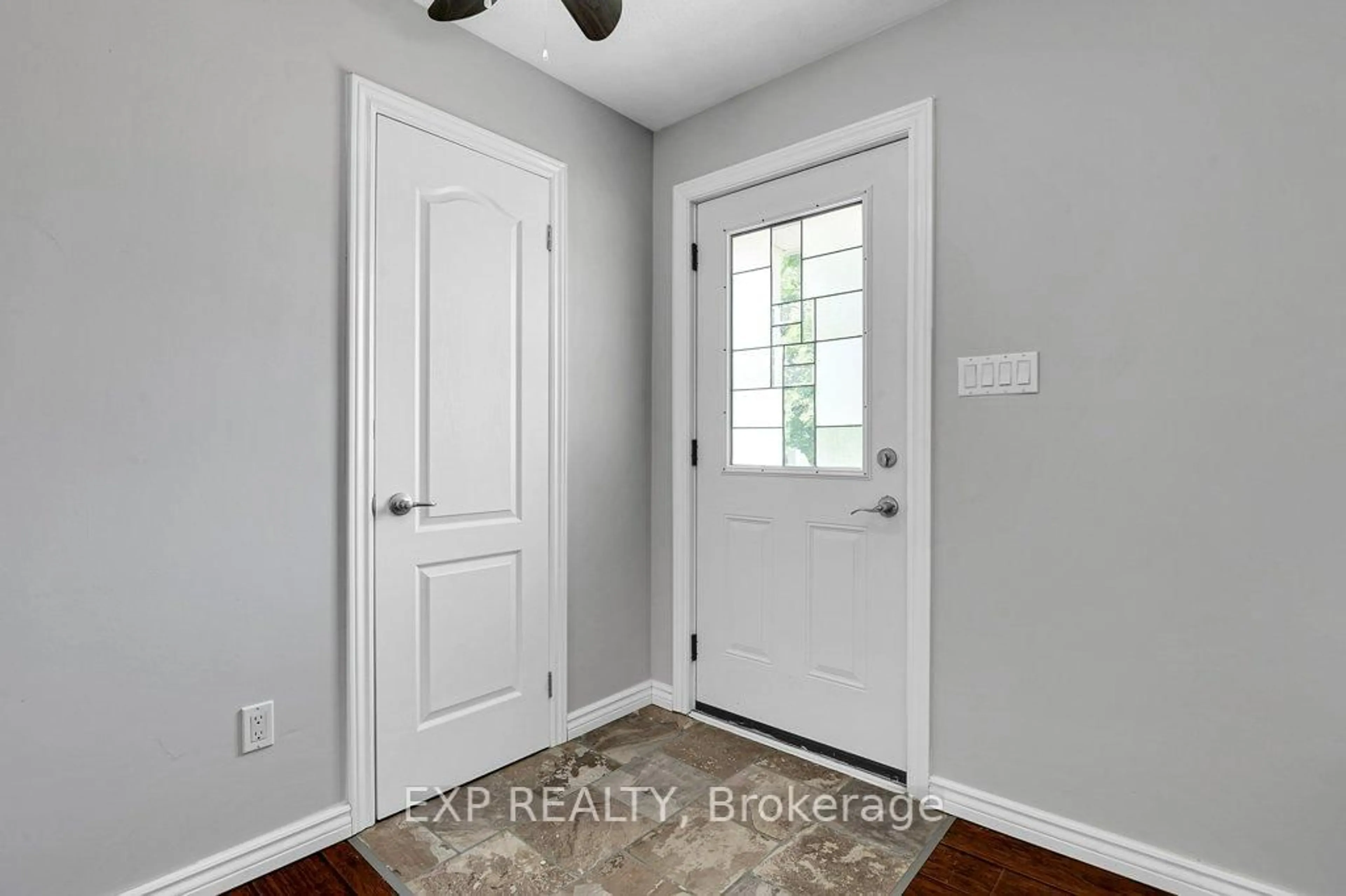 Indoor entryway for 1219 Hallecks Rd, Elizabethtown-Kitley Ontario K6V 5T3