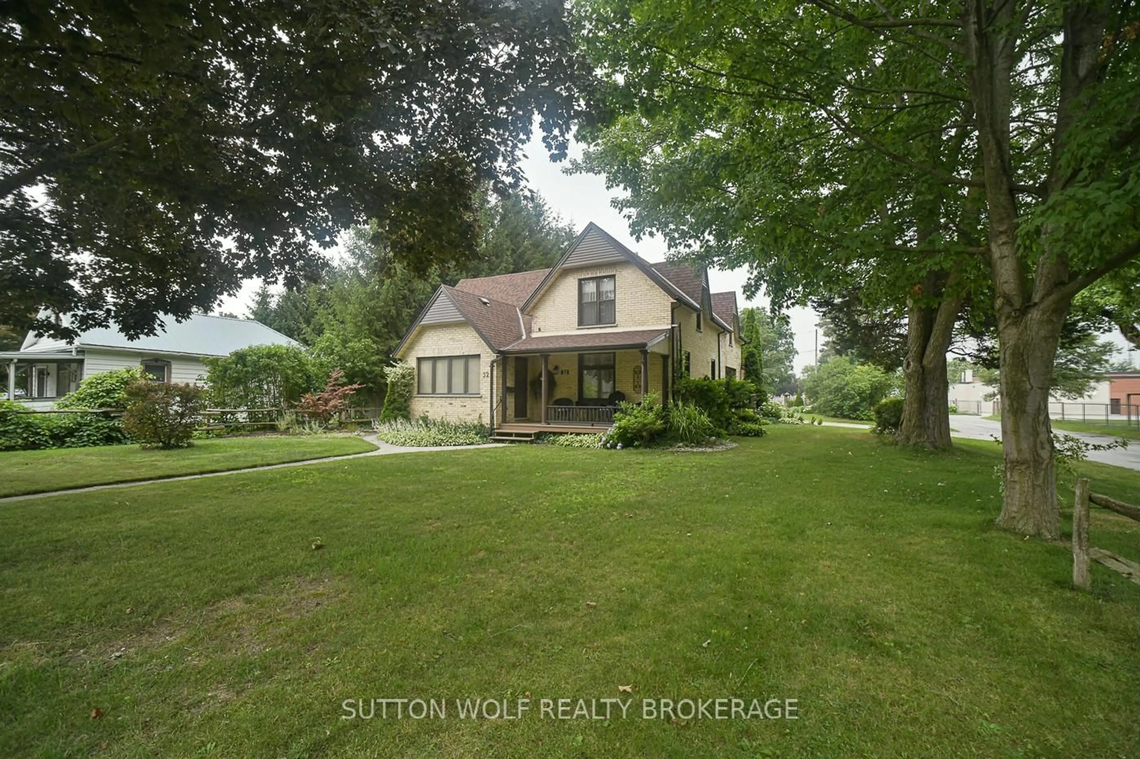 A pic from outside/outdoor area/front of a property/back of a property/a pic from drone, street for 32 Arthur St, Strathroy-Caradoc Ontario N7G 2H1
