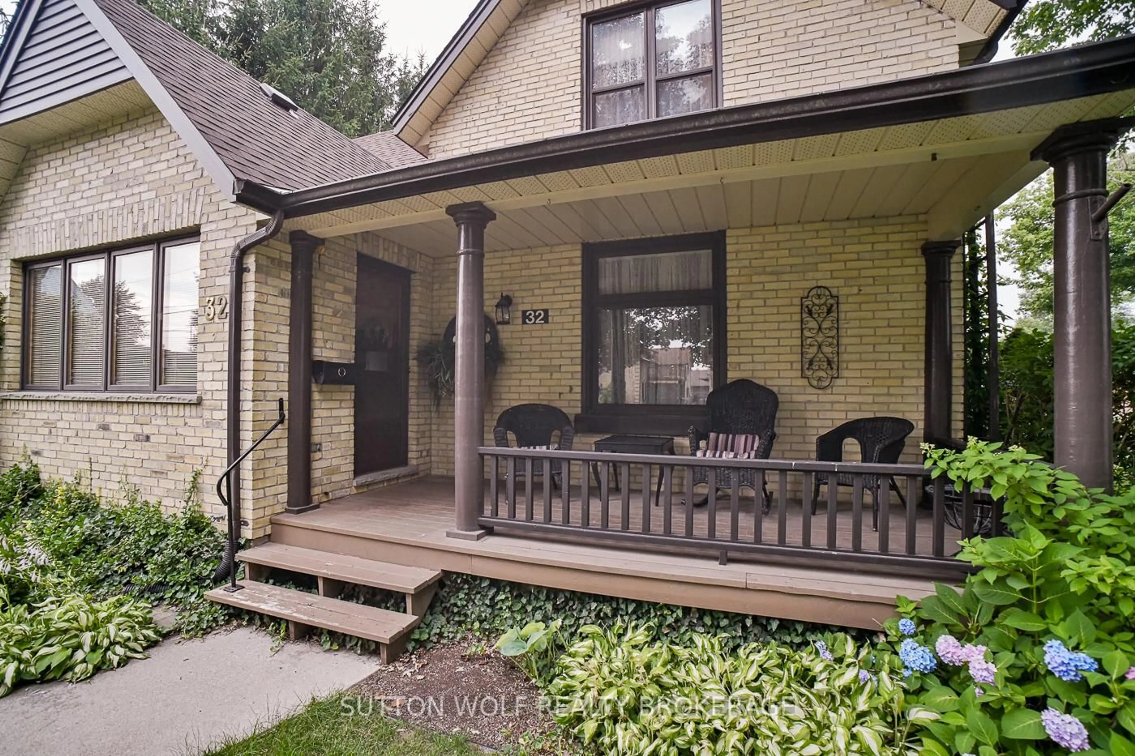 Patio, street for 32 Arthur St, Strathroy-Caradoc Ontario N7G 2H1