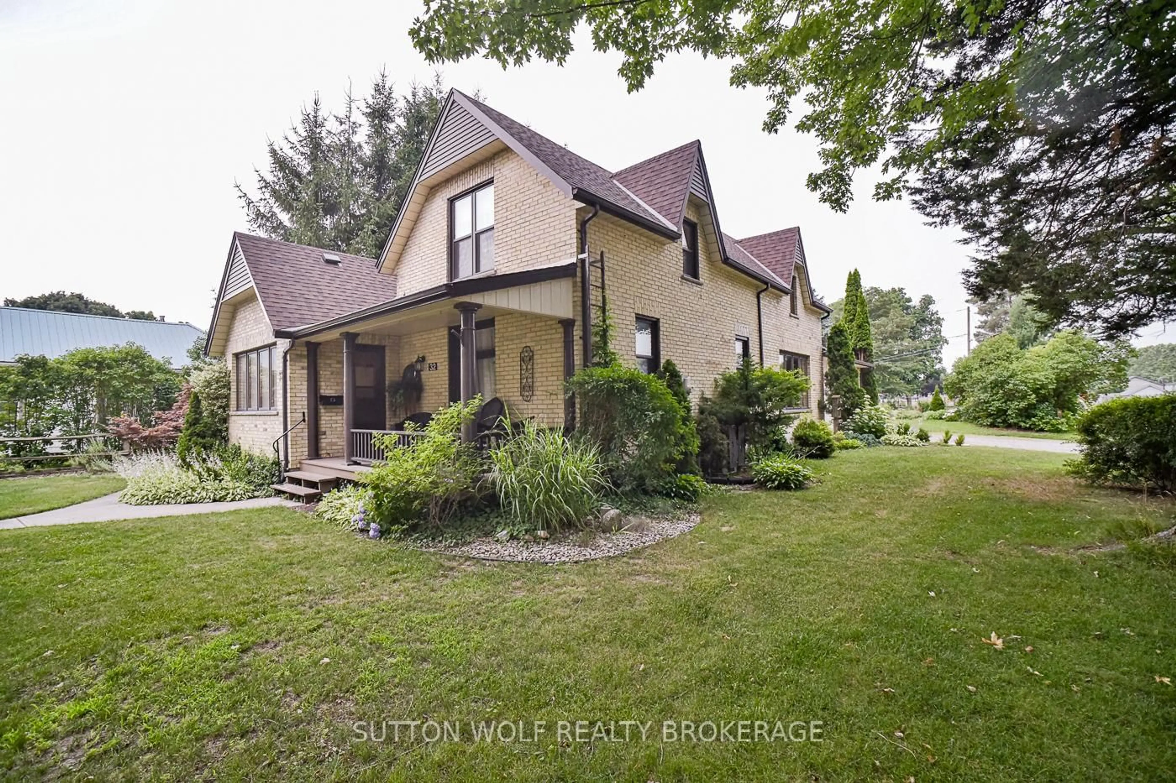 A pic from outside/outdoor area/front of a property/back of a property/a pic from drone, street for 32 Arthur St, Strathroy-Caradoc Ontario N7G 2H1