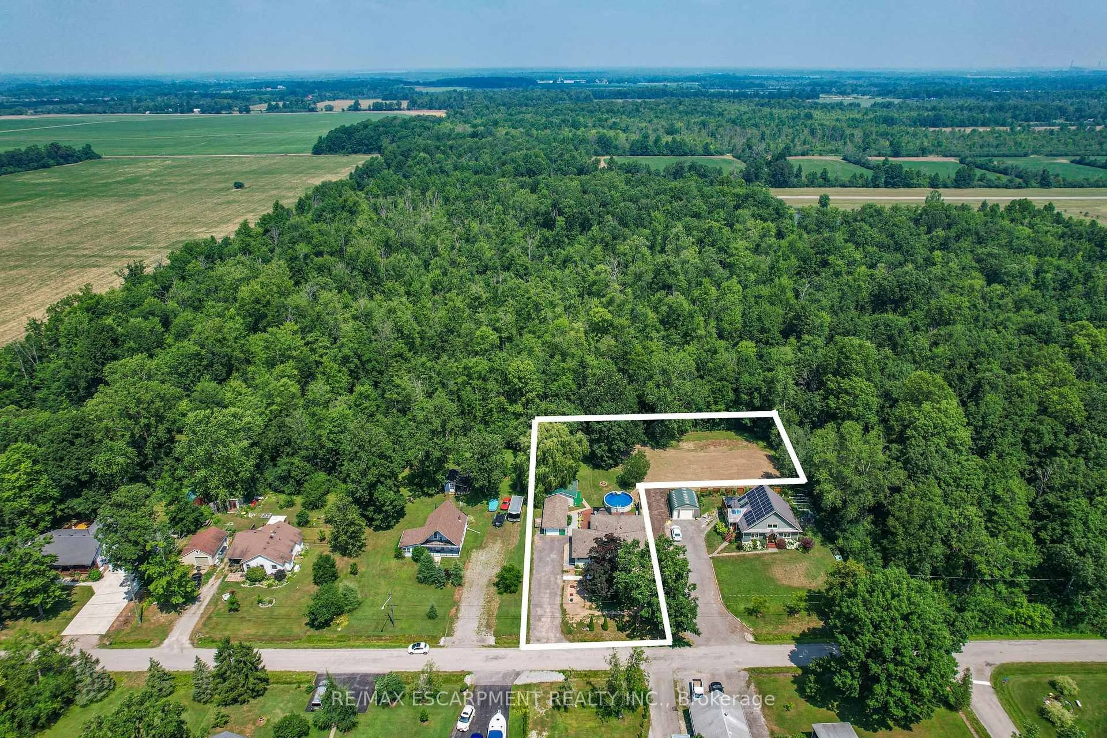 A pic from outside/outdoor area/front of a property/back of a property/a pic from drone, unknown for 1954 Grayson Ave, Fort Erie Ontario L2A 5M4