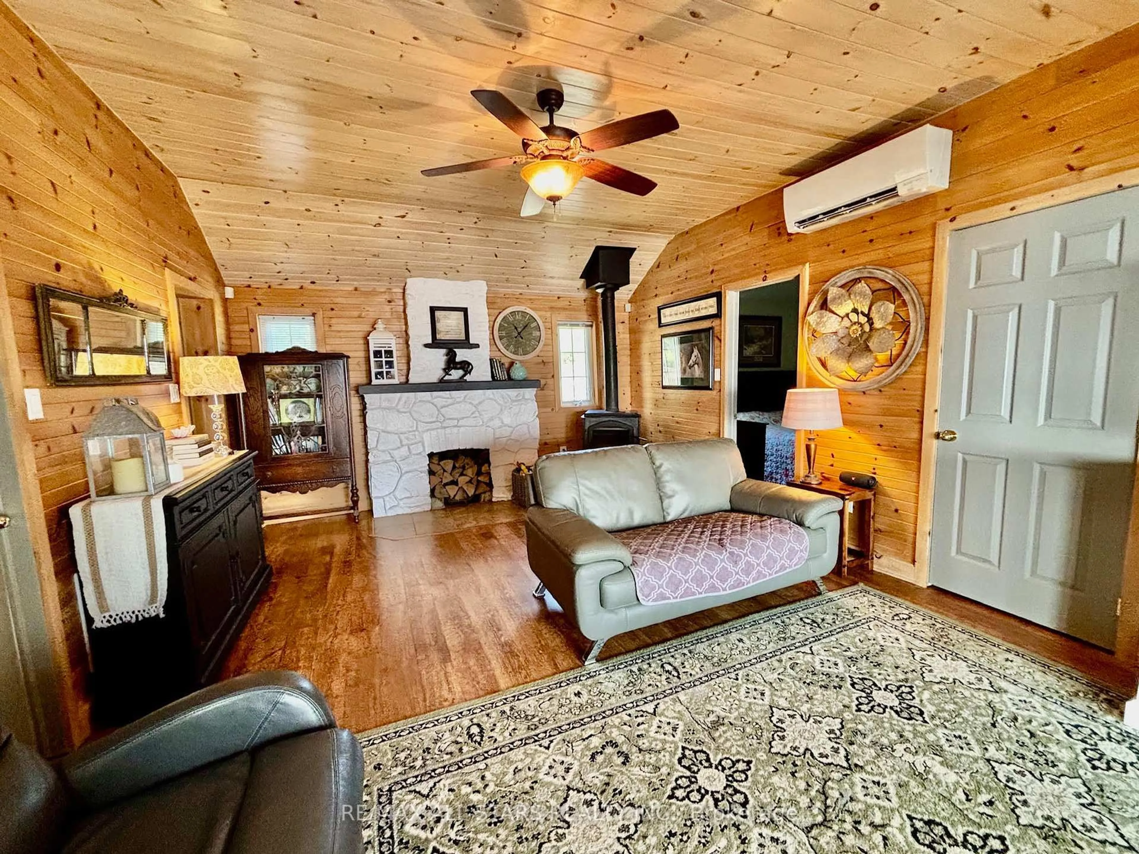 Living room with furniture, wood/laminate floor for 25 Bayview Rd, Kawartha Lakes Ontario K0M 1N0