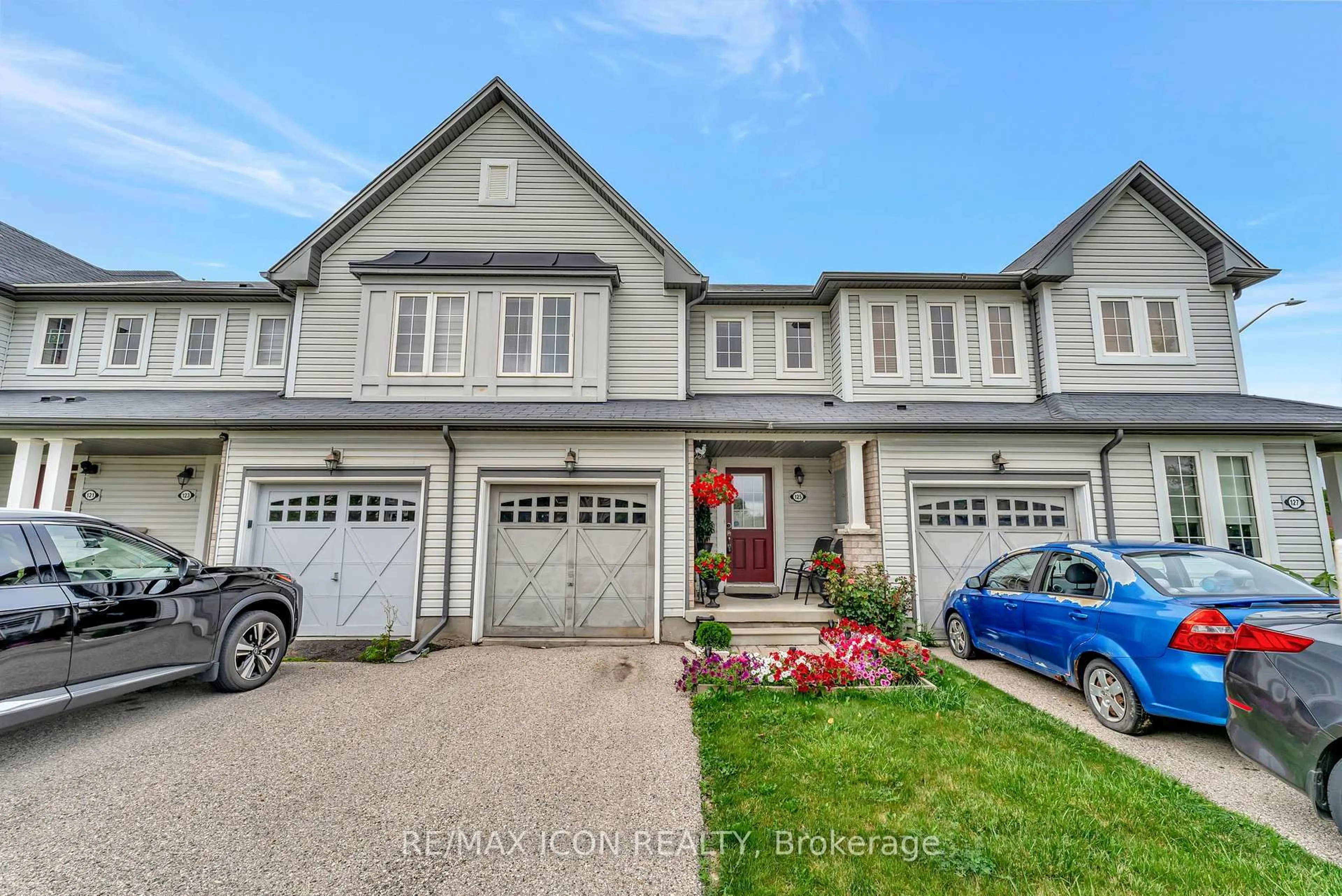 A pic from outside/outdoor area/front of a property/back of a property/a pic from drone, street for 125 Bloomington Dr, Cambridge Ontario N1P 1J6