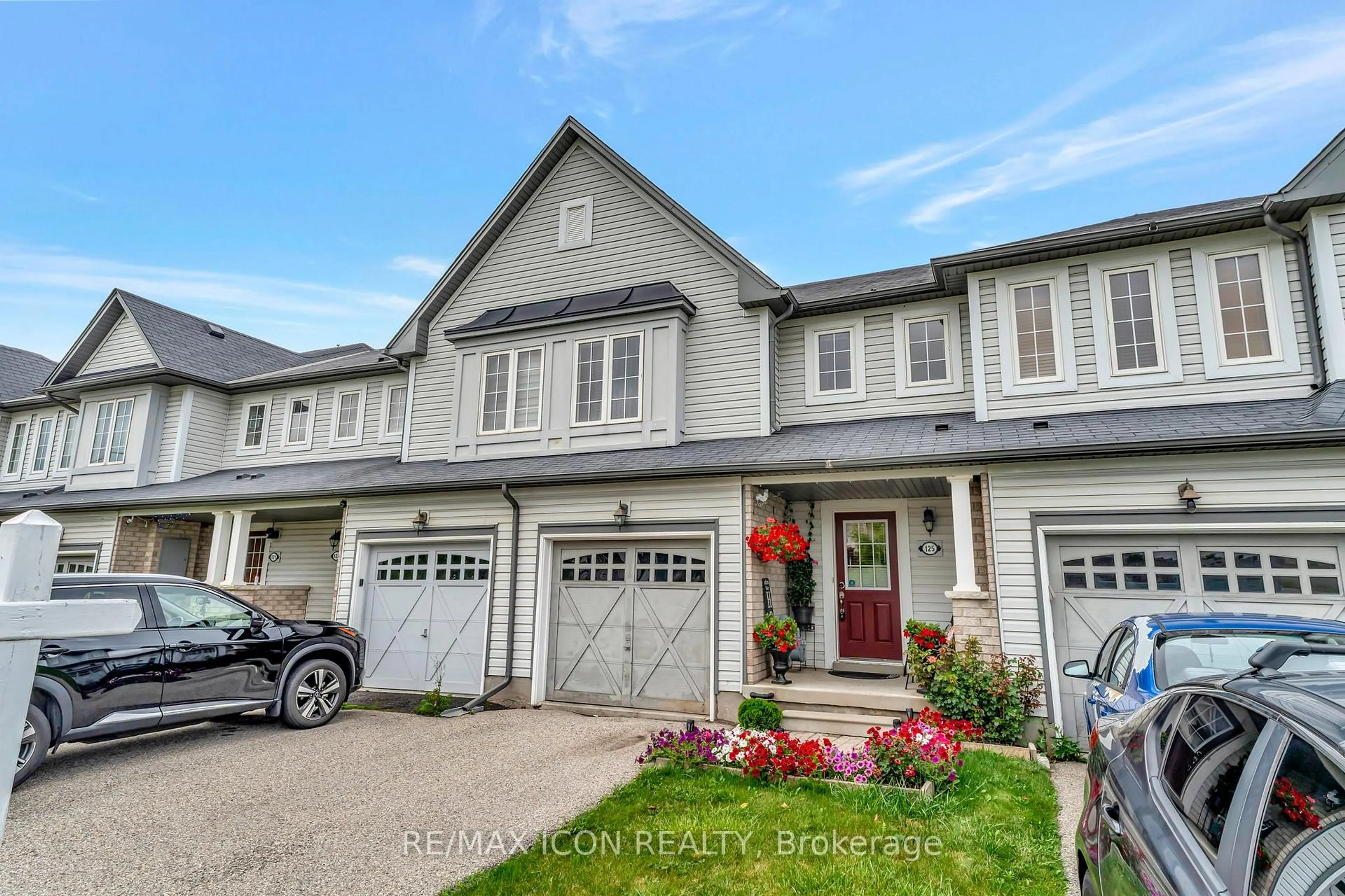 A pic from outside/outdoor area/front of a property/back of a property/a pic from drone, street for 125 Bloomington Dr, Cambridge Ontario N1P 1J6