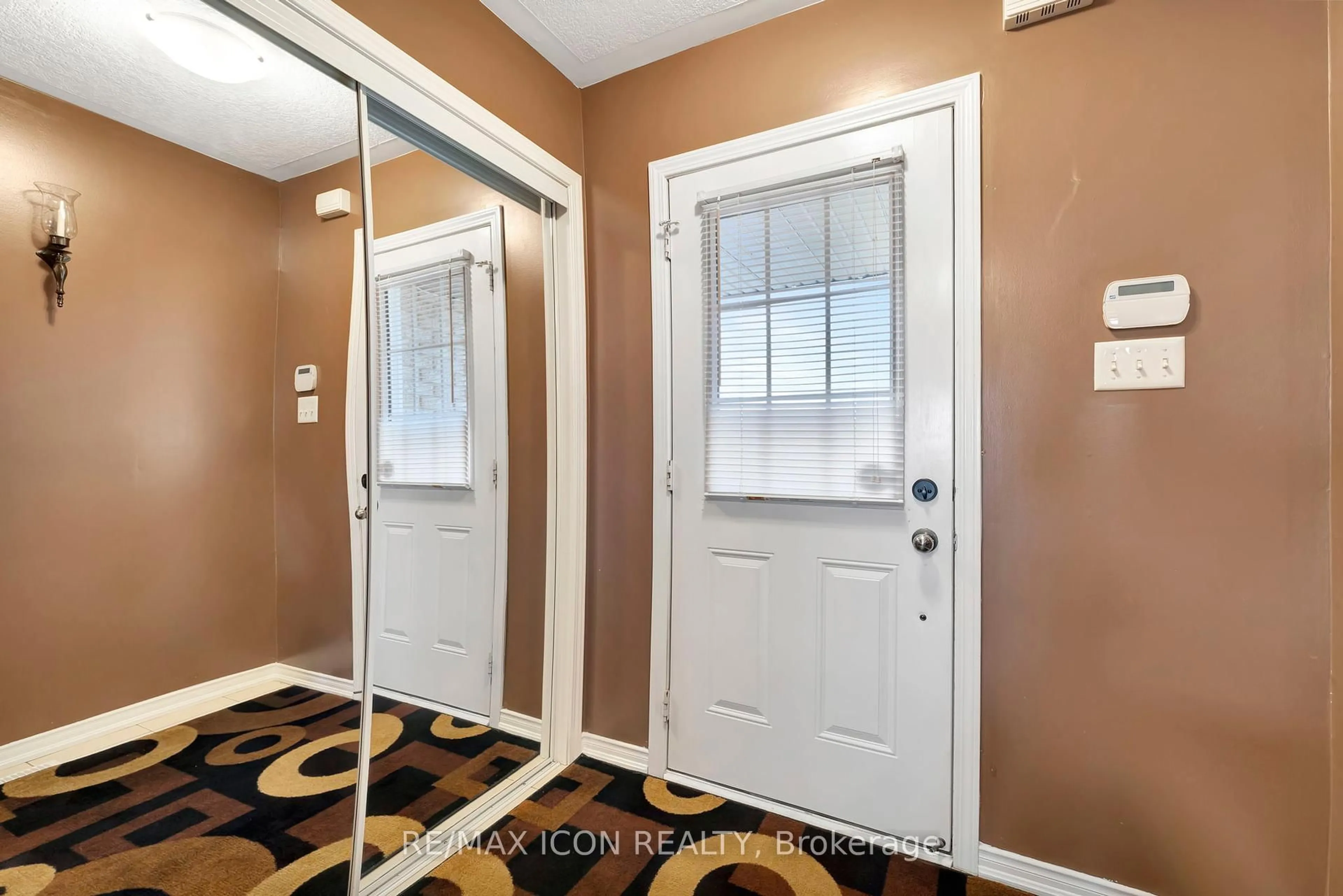 Indoor entryway for 125 Bloomington Dr, Cambridge Ontario N1P 1J6