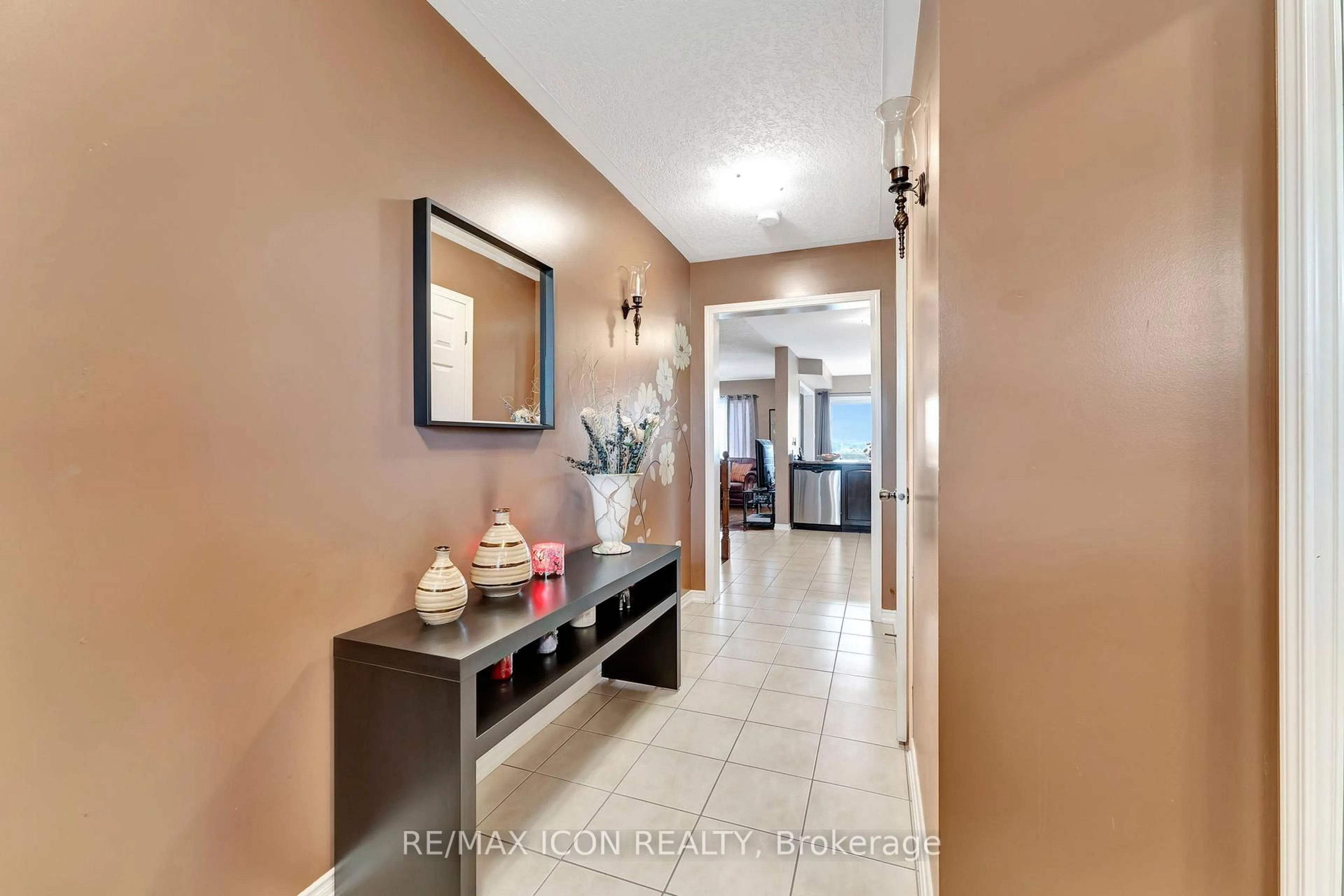 Indoor entryway for 125 Bloomington Dr, Cambridge Ontario N1P 1J6