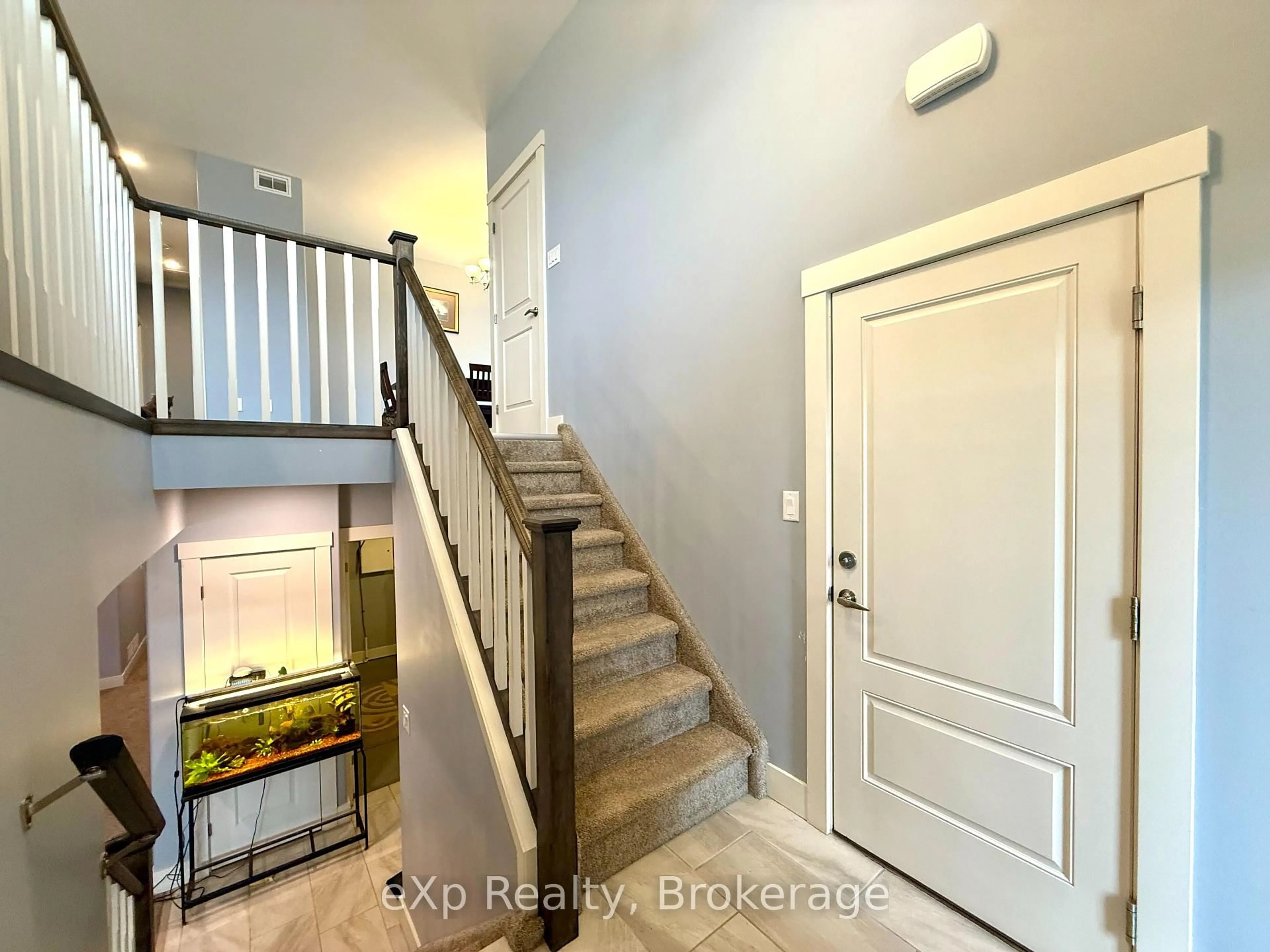 Indoor entryway for 161 17th Ave A, Hanover Ontario N4N 0B5