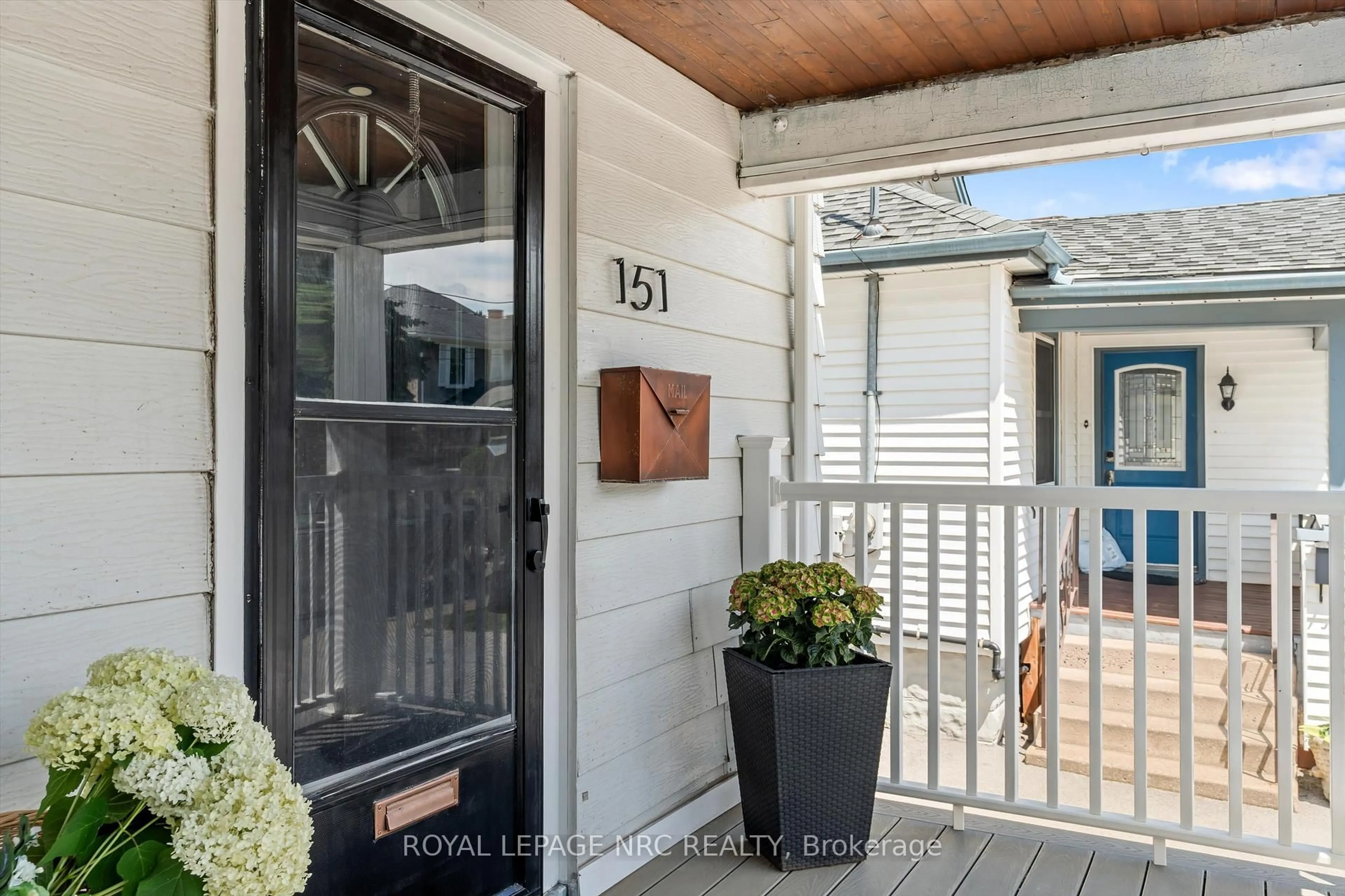 Indoor entryway for 151 Pleasant Ave, St. Catharines Ontario L2R 1Y4