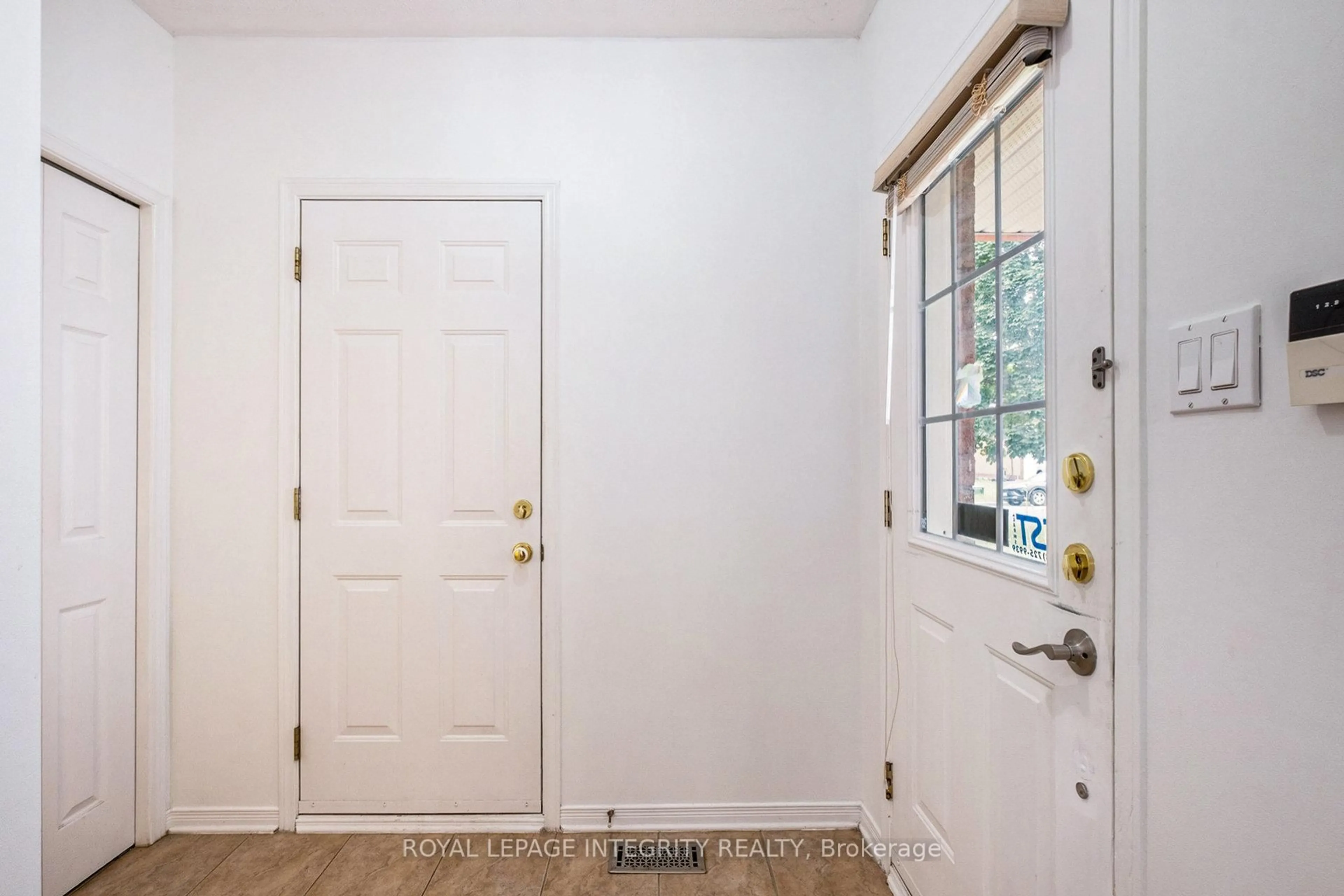 Indoor entryway for 141 Inverkip Ave, Ottawa Ontario K1T 4C3
