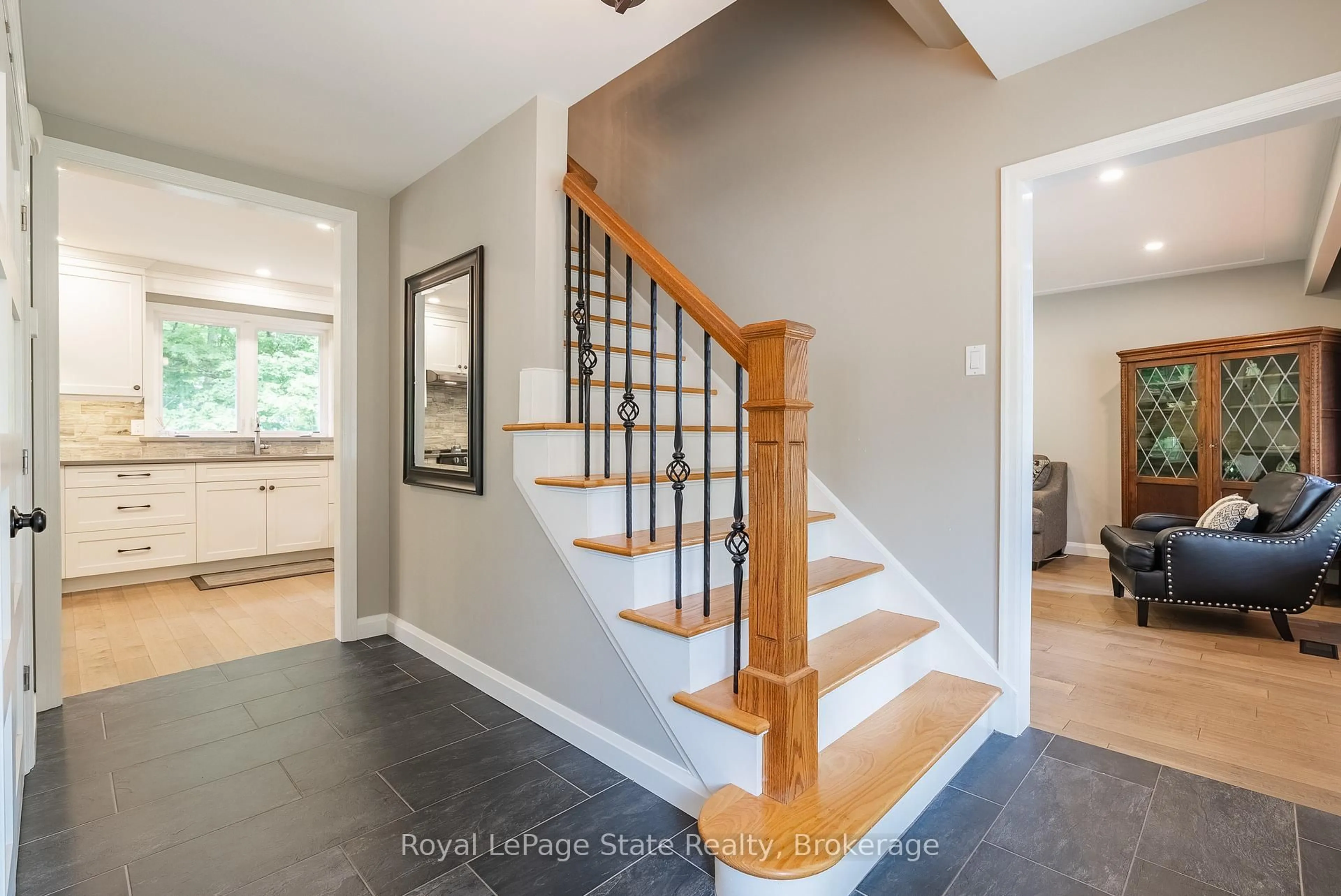 Indoor entryway for 3 Maple Dr, Hamilton Ontario L8G 3C1