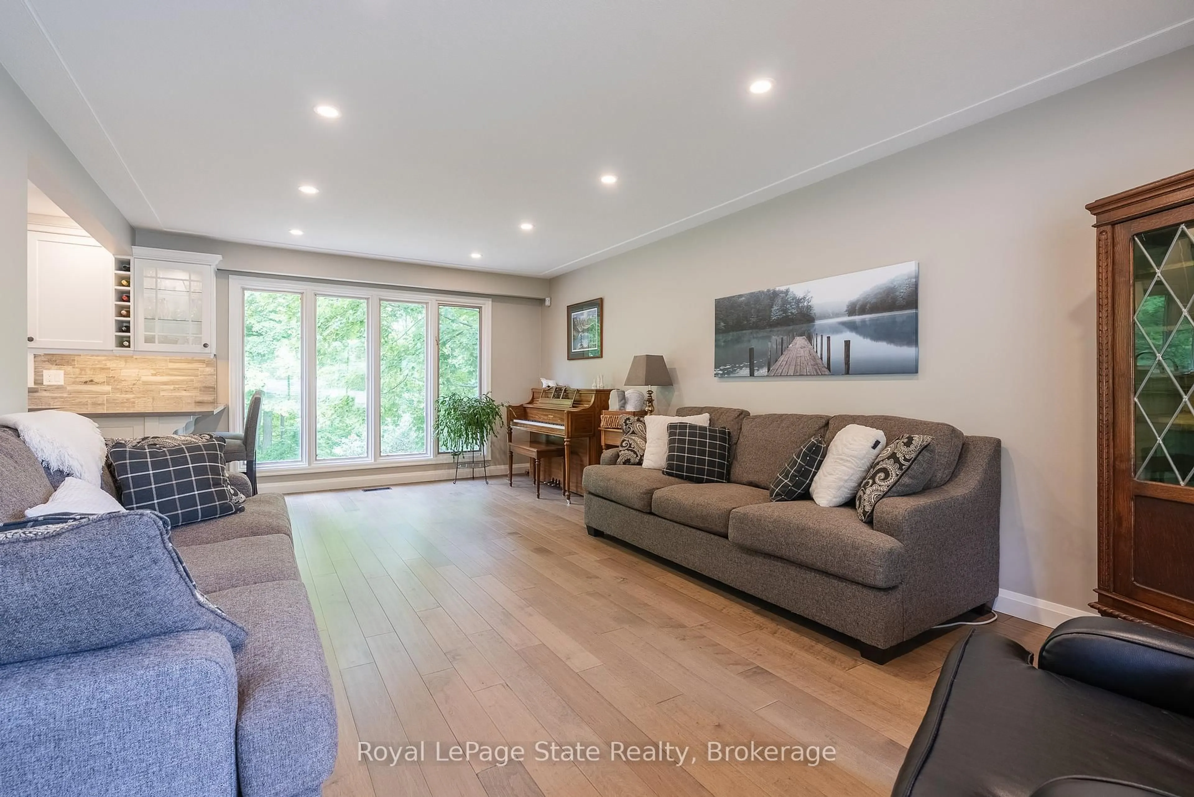 Living room with furniture, wood/laminate floor for 3 Maple Dr, Hamilton Ontario L8G 3C1