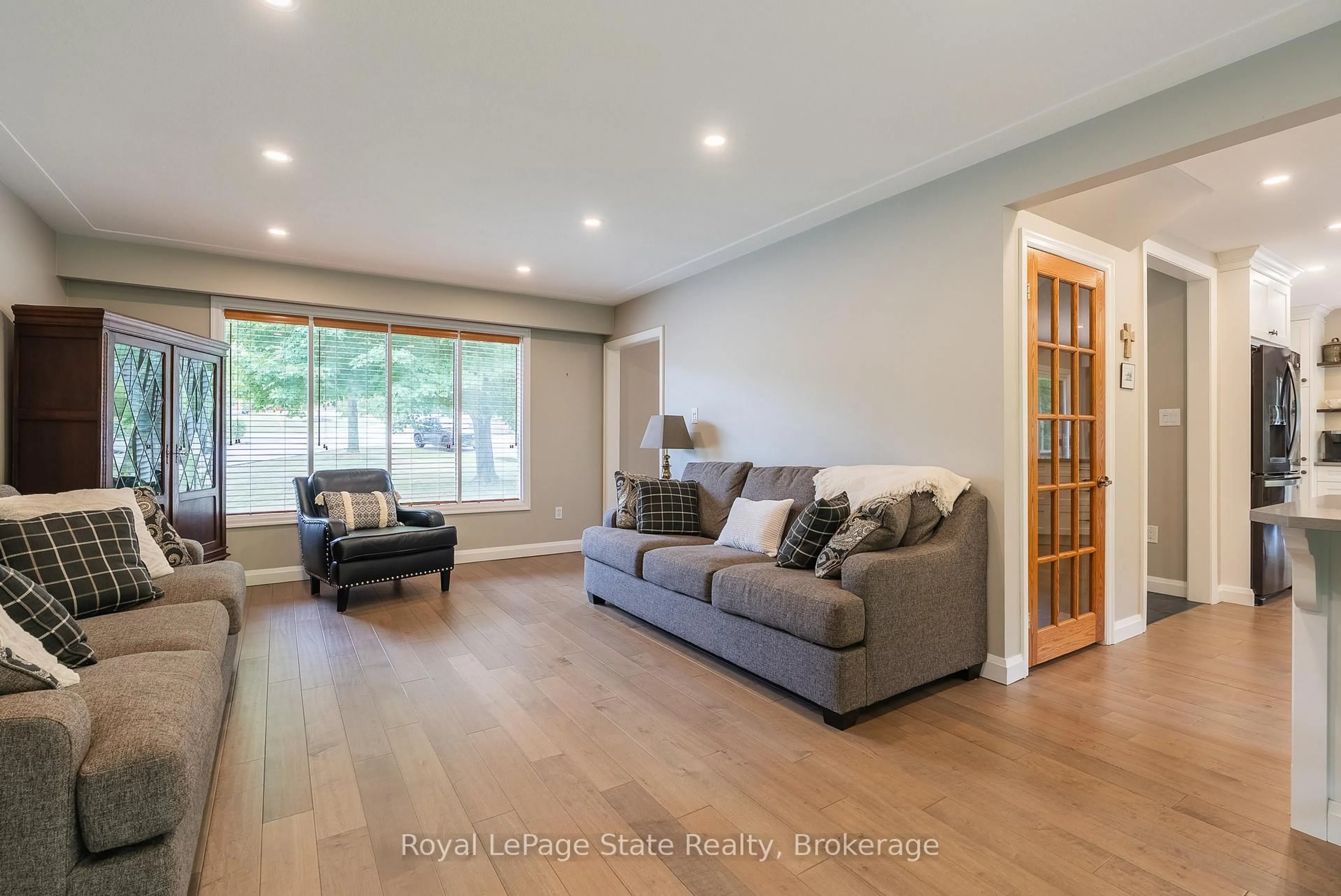 Living room with furniture, wood/laminate floor for 3 Maple Dr, Hamilton Ontario L8G 3C1