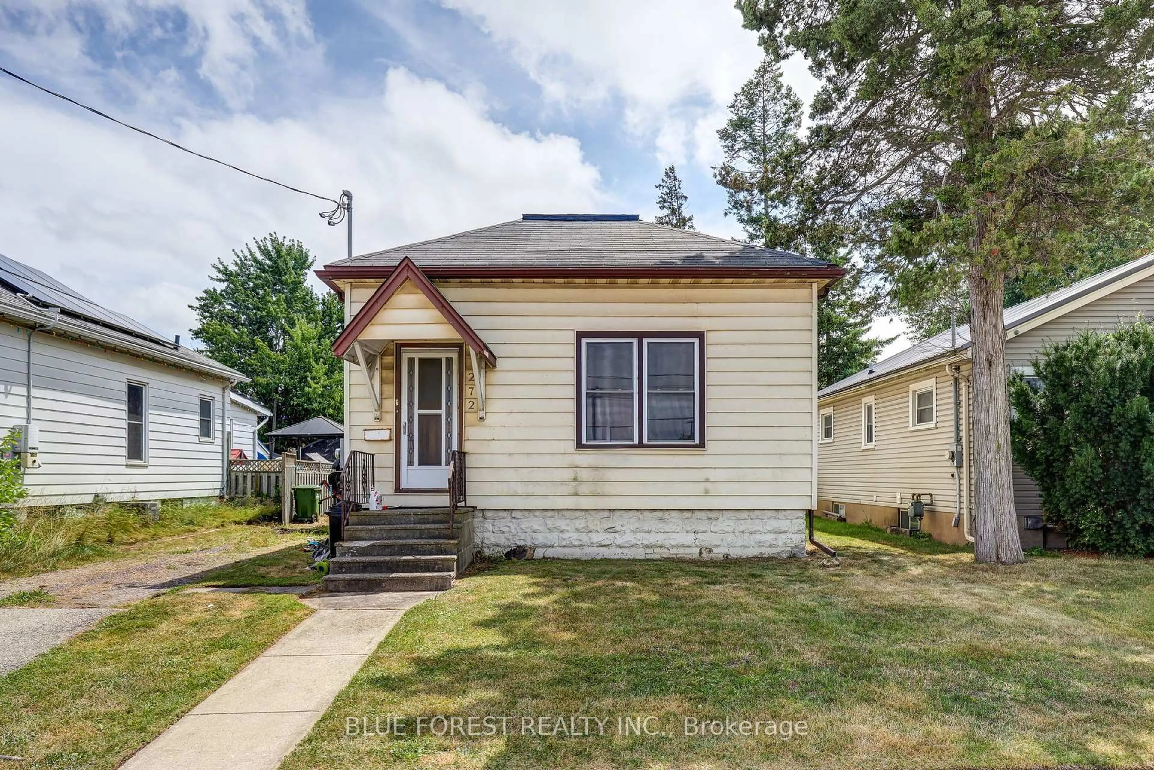 Home with vinyl exterior material, street for 272 Wellington St, St. Thomas Ontario N5R 2S8