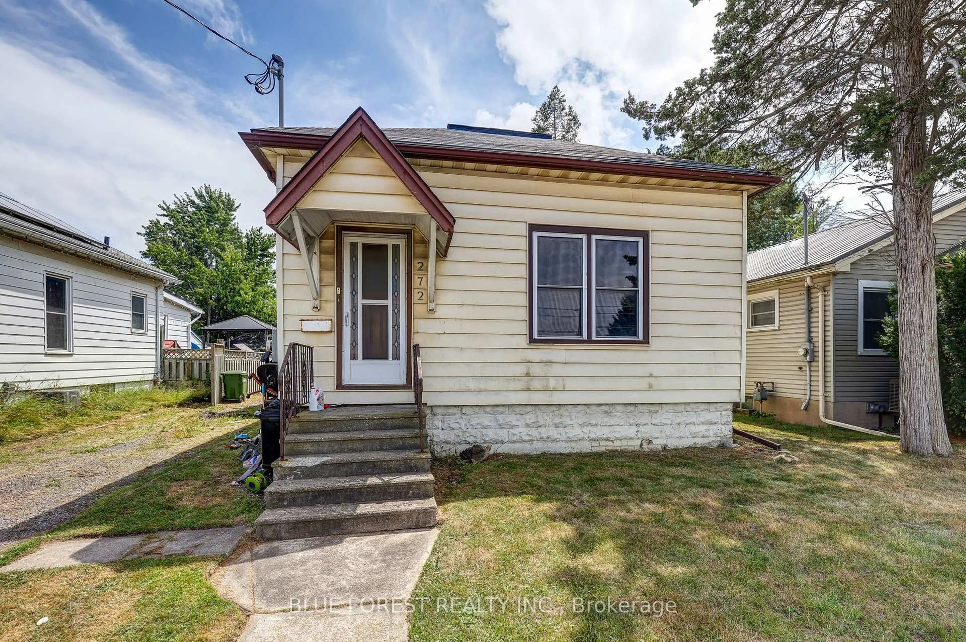 Home with vinyl exterior material, street for 272 Wellington St, St. Thomas Ontario N5R 2S8