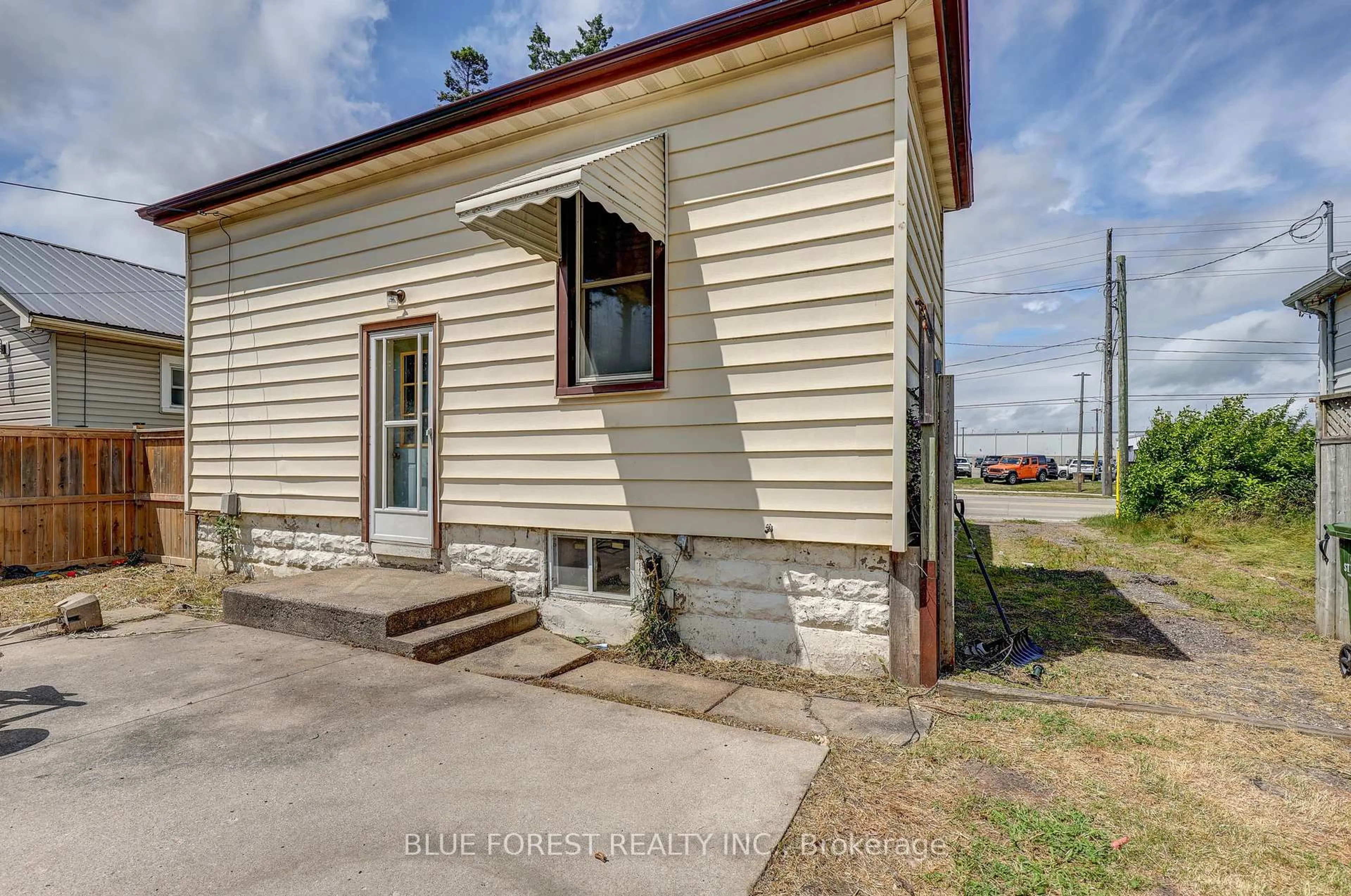 A pic from outside/outdoor area/front of a property/back of a property/a pic from drone, unknown for 272 Wellington St, St. Thomas Ontario N5R 2S8