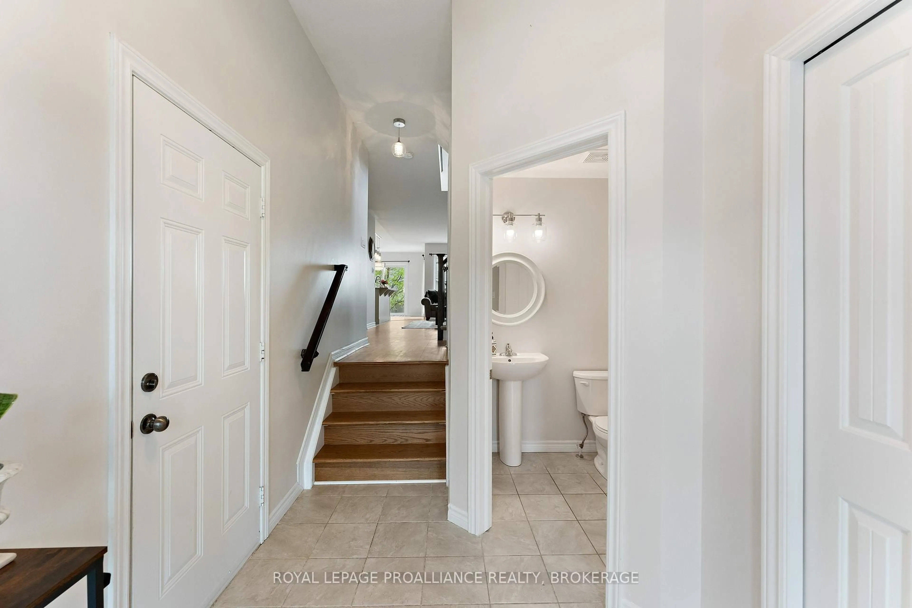 Indoor entryway for 1569 Davenport Cres, Kingston Ontario K7P 0K7