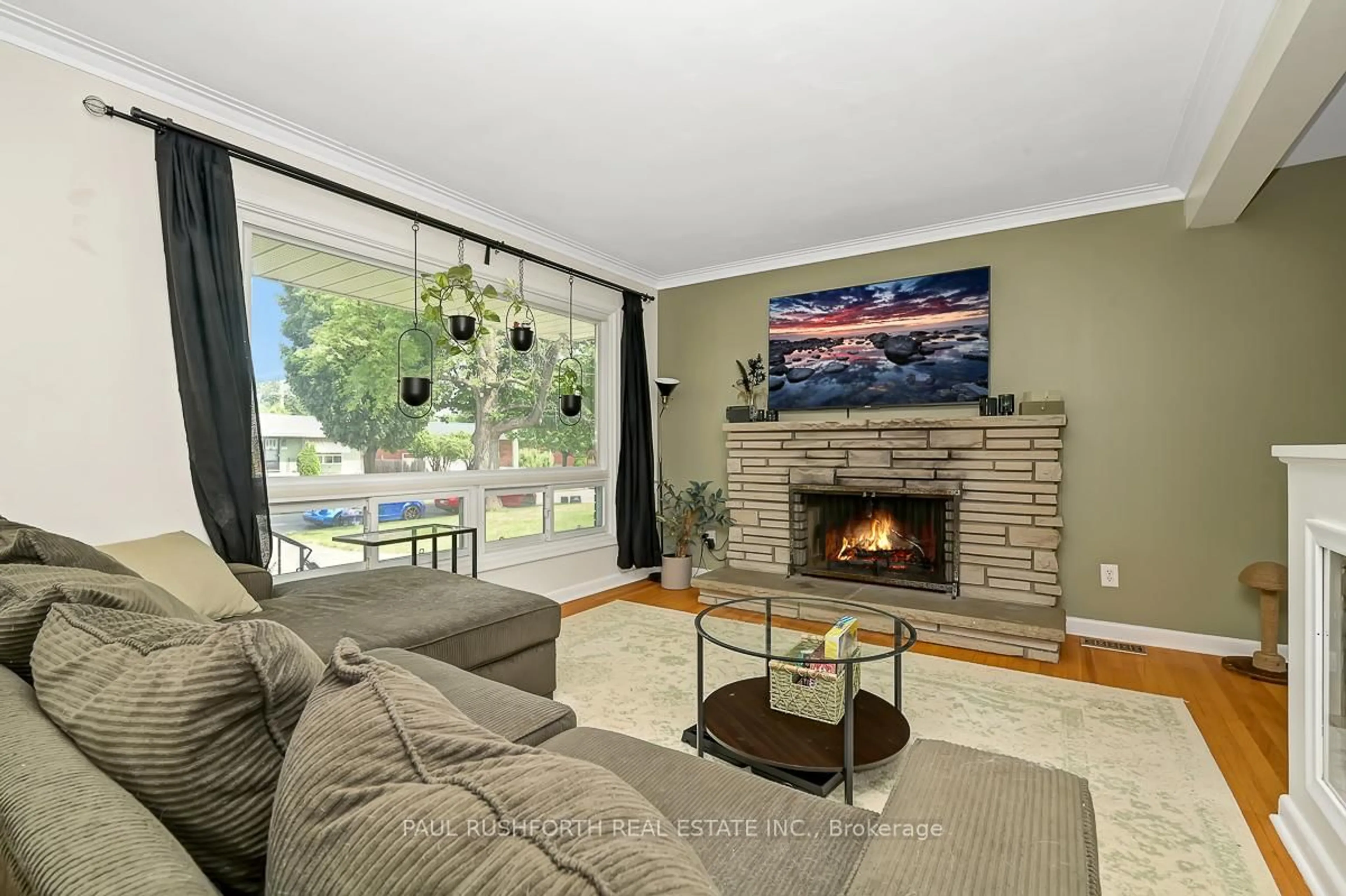 Living room with furniture, unknown for 2390 Sudbury Ave, Ottawa Ontario K2C 1L8