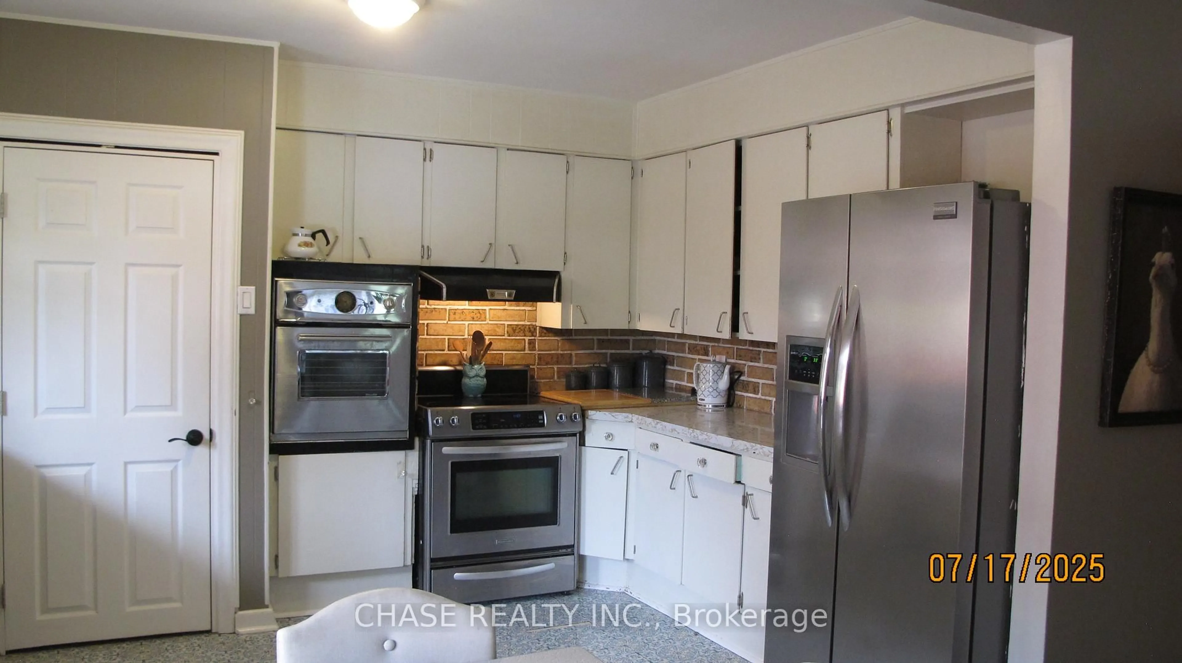 Standard kitchen, ceramic/tile floor for 159 Queensdale Ave, Hamilton Ontario L9A 1K7