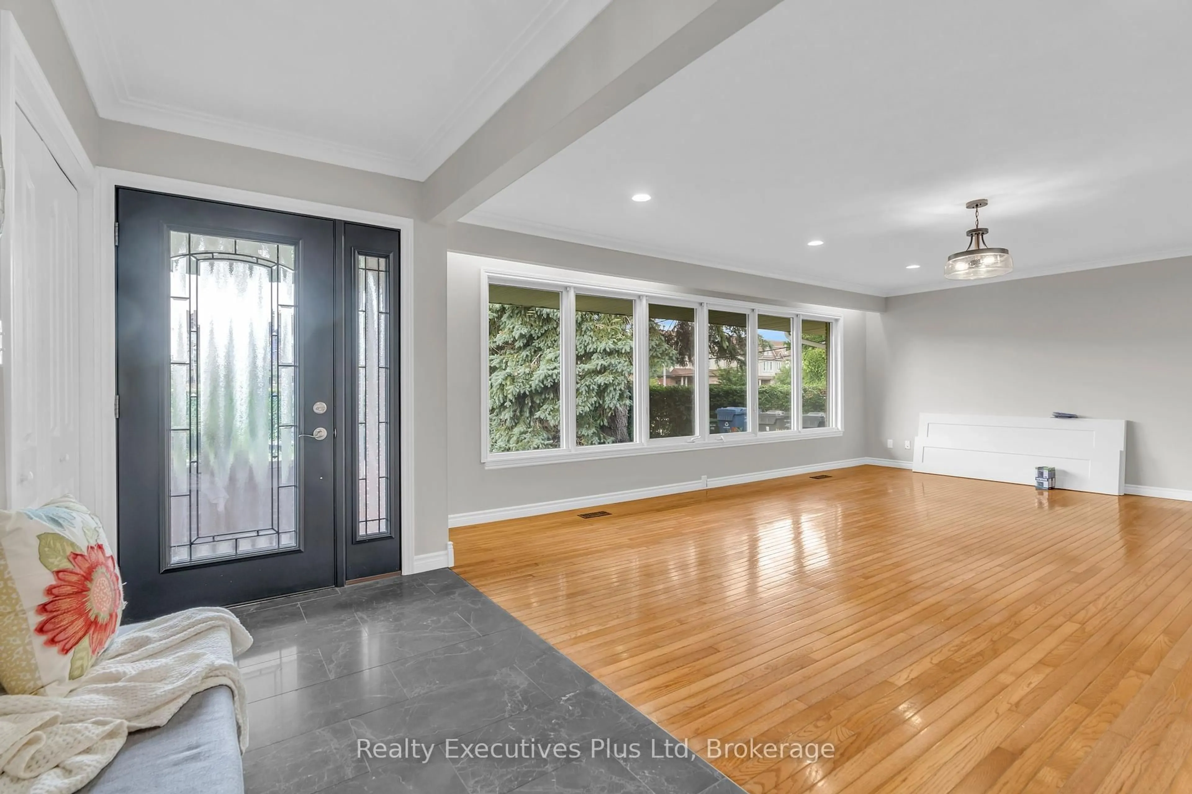Indoor entryway for 135 Cityview Dr, Guelph Ontario N1E 6Y7