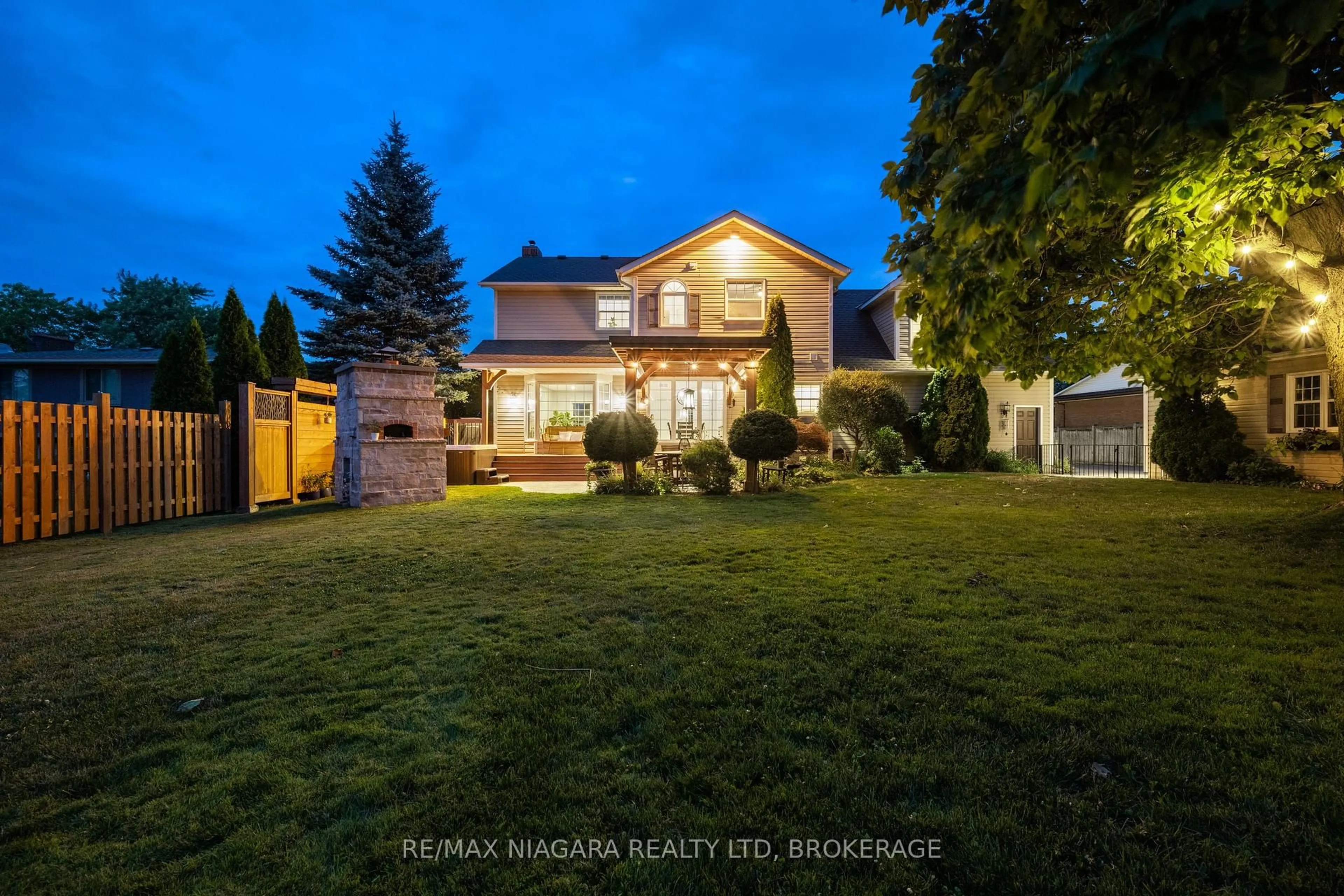 A pic from outside/outdoor area/front of a property/back of a property/a pic from drone, unknown for 2231 Seventh St, St. Catharines Ontario L2R 6P7