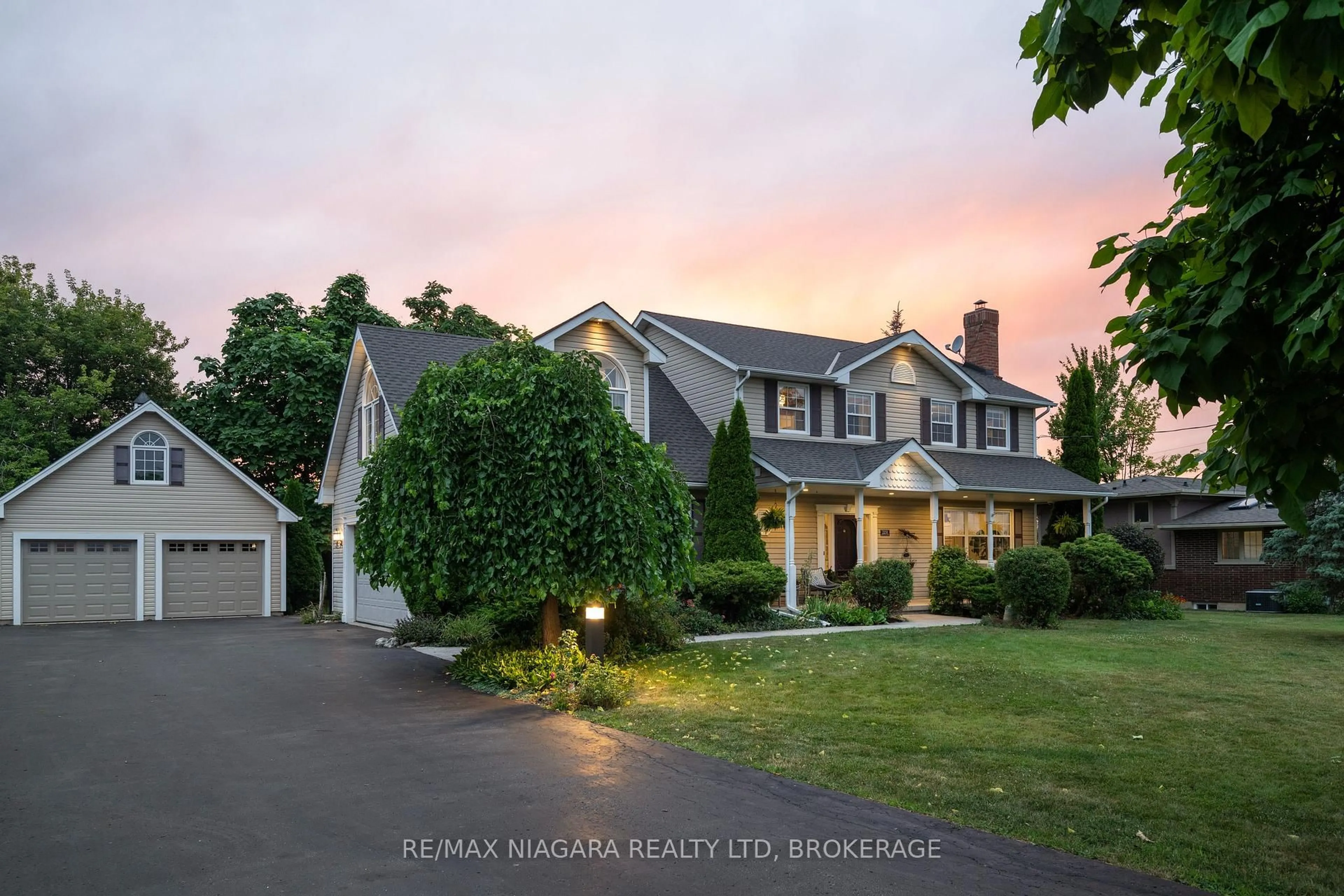 A pic from outside/outdoor area/front of a property/back of a property/a pic from drone, street for 2231 Seventh St, St. Catharines Ontario L2R 6P7