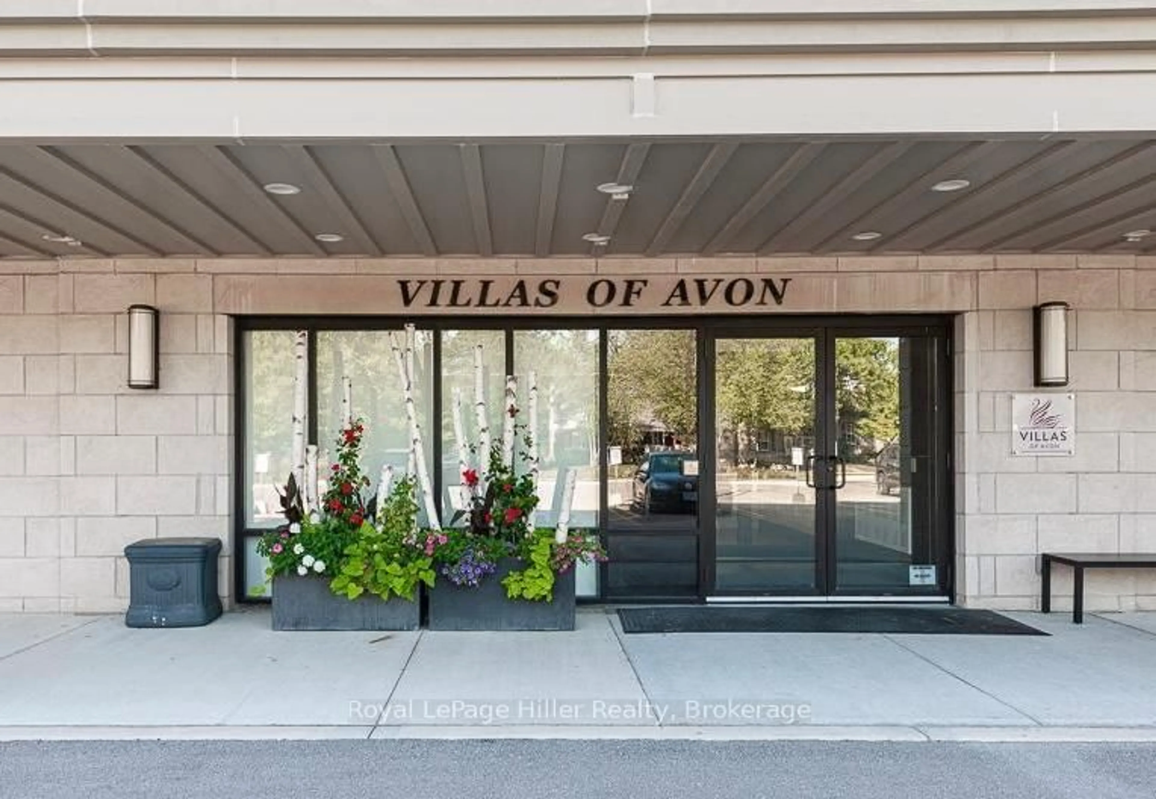 Indoor foyer for 255 John St #111, Stratford Ontario N5A 0G7