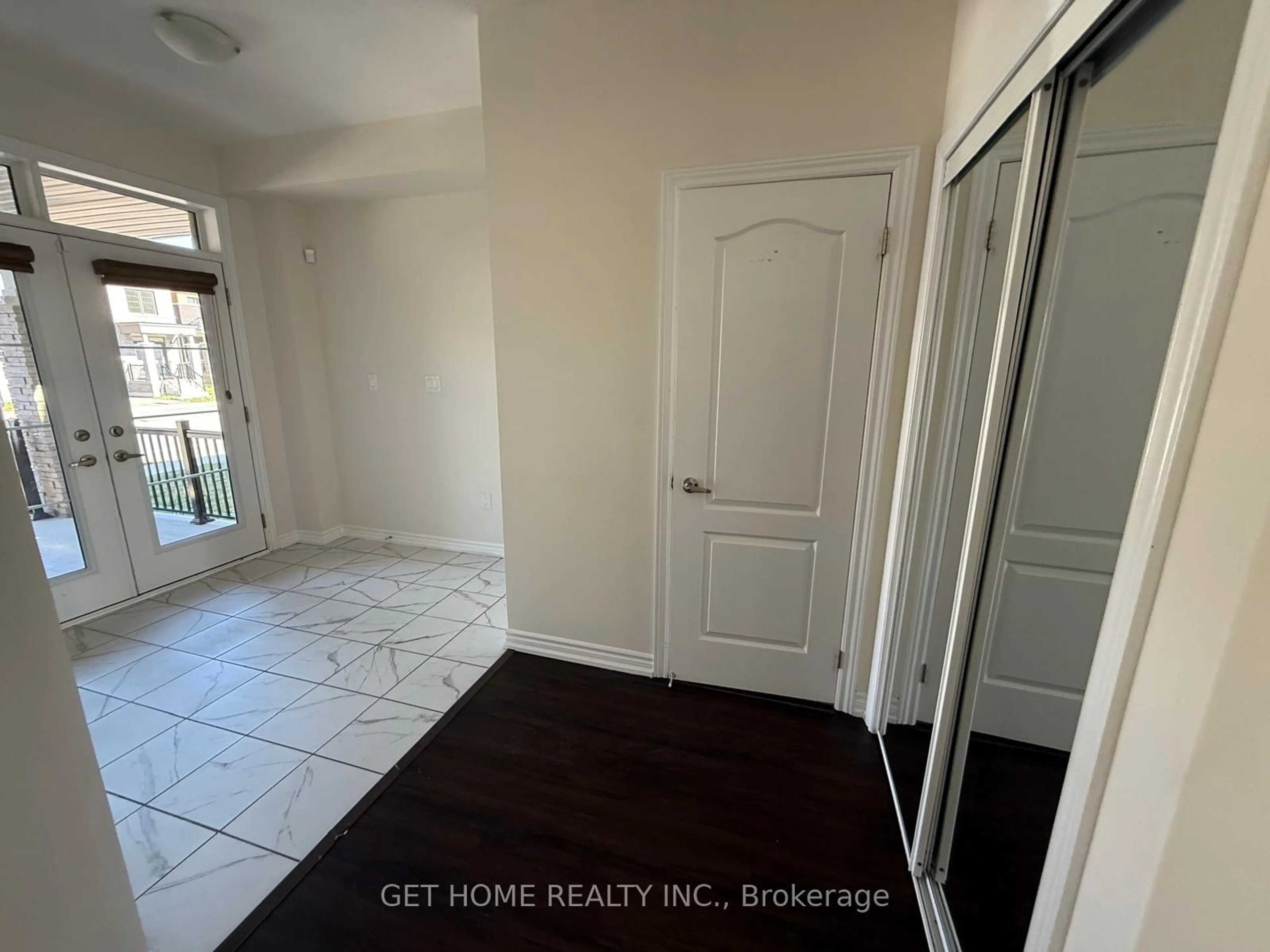 Indoor entryway for 67 Lillian Way, Haldimand Ontario N3W 2G9
