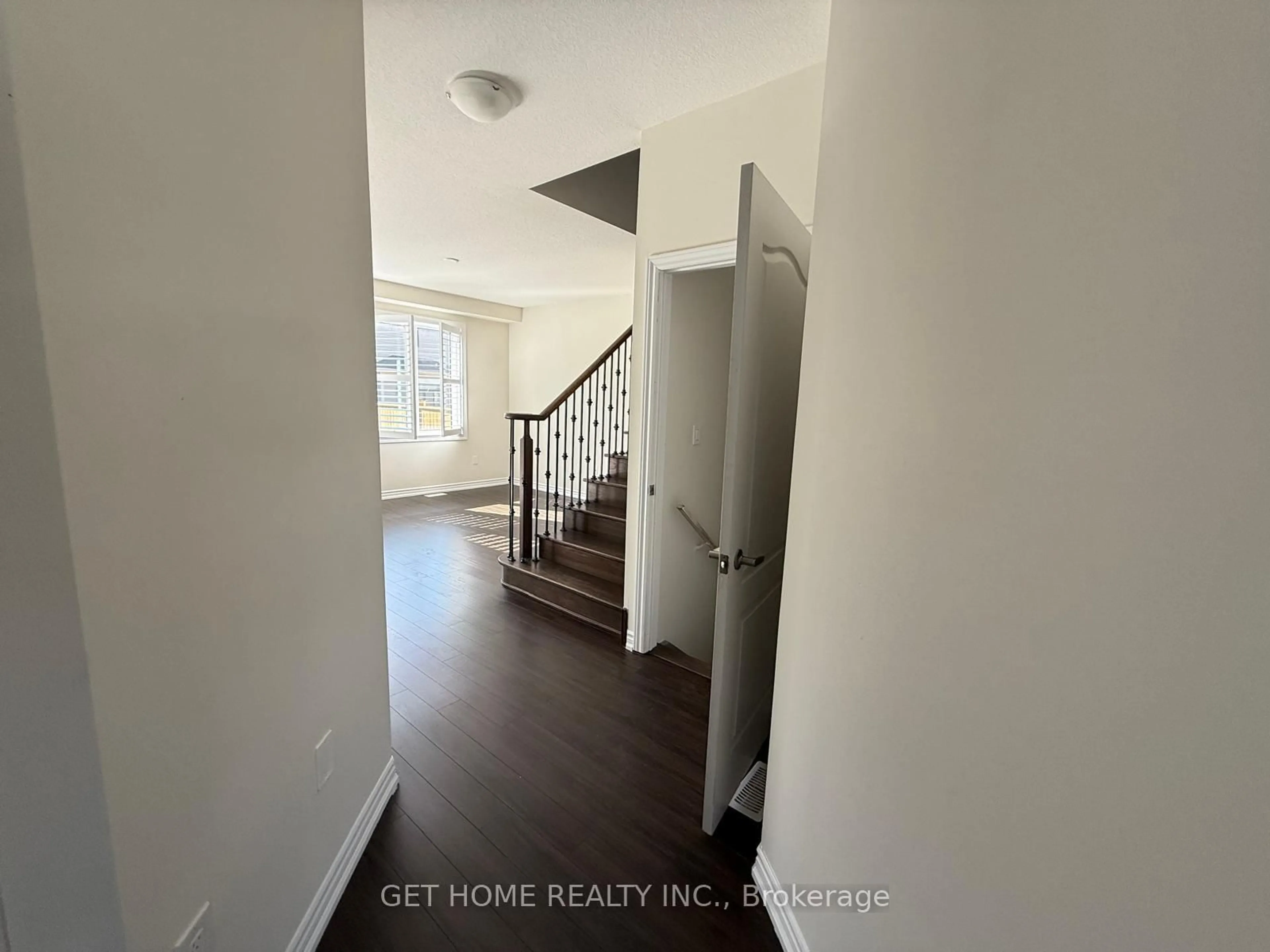 Indoor entryway for 67 Lillian Way, Haldimand Ontario N3W 2G9