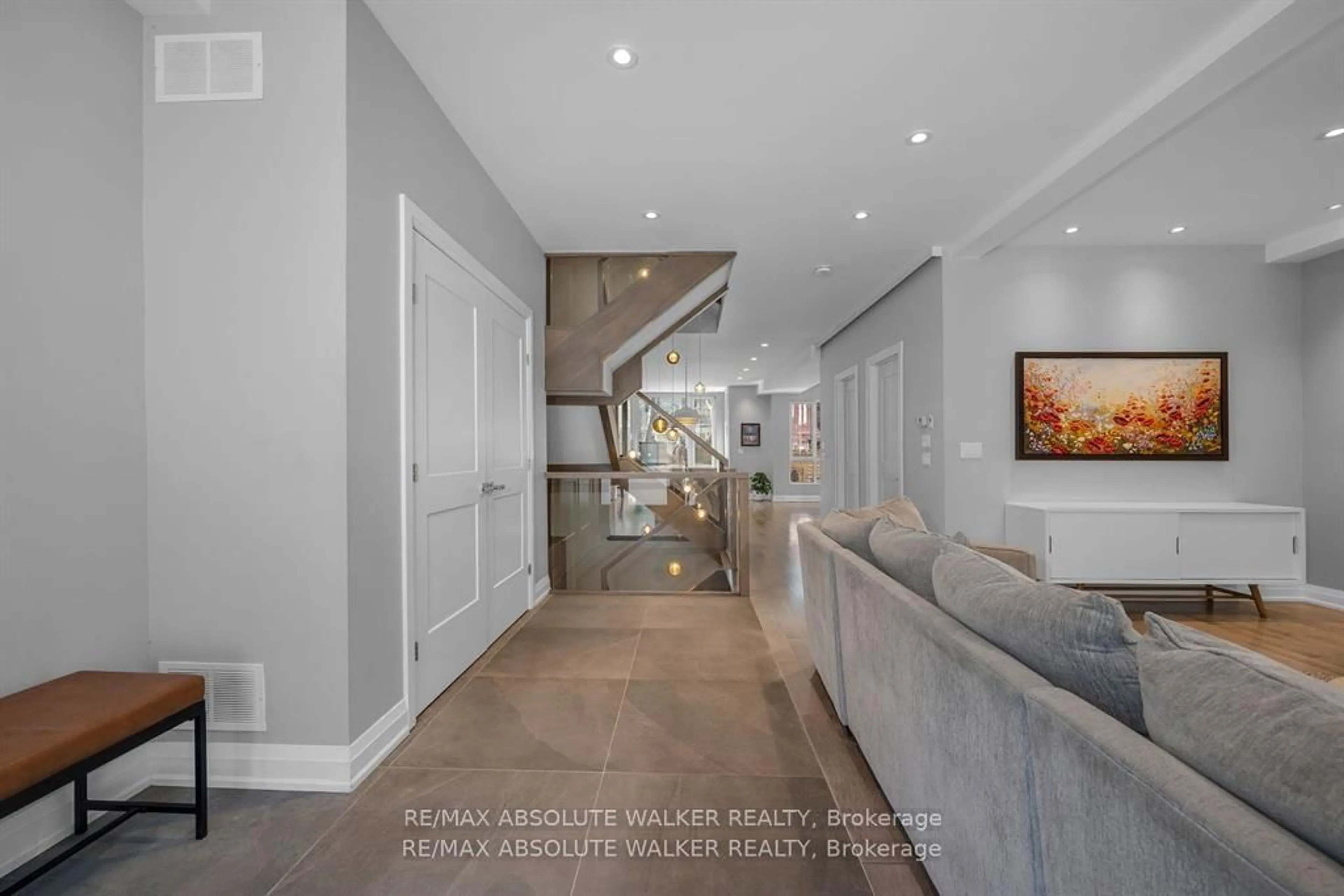 Indoor foyer for 658 O'Connor St, Ottawa Ontario K1S 3R8