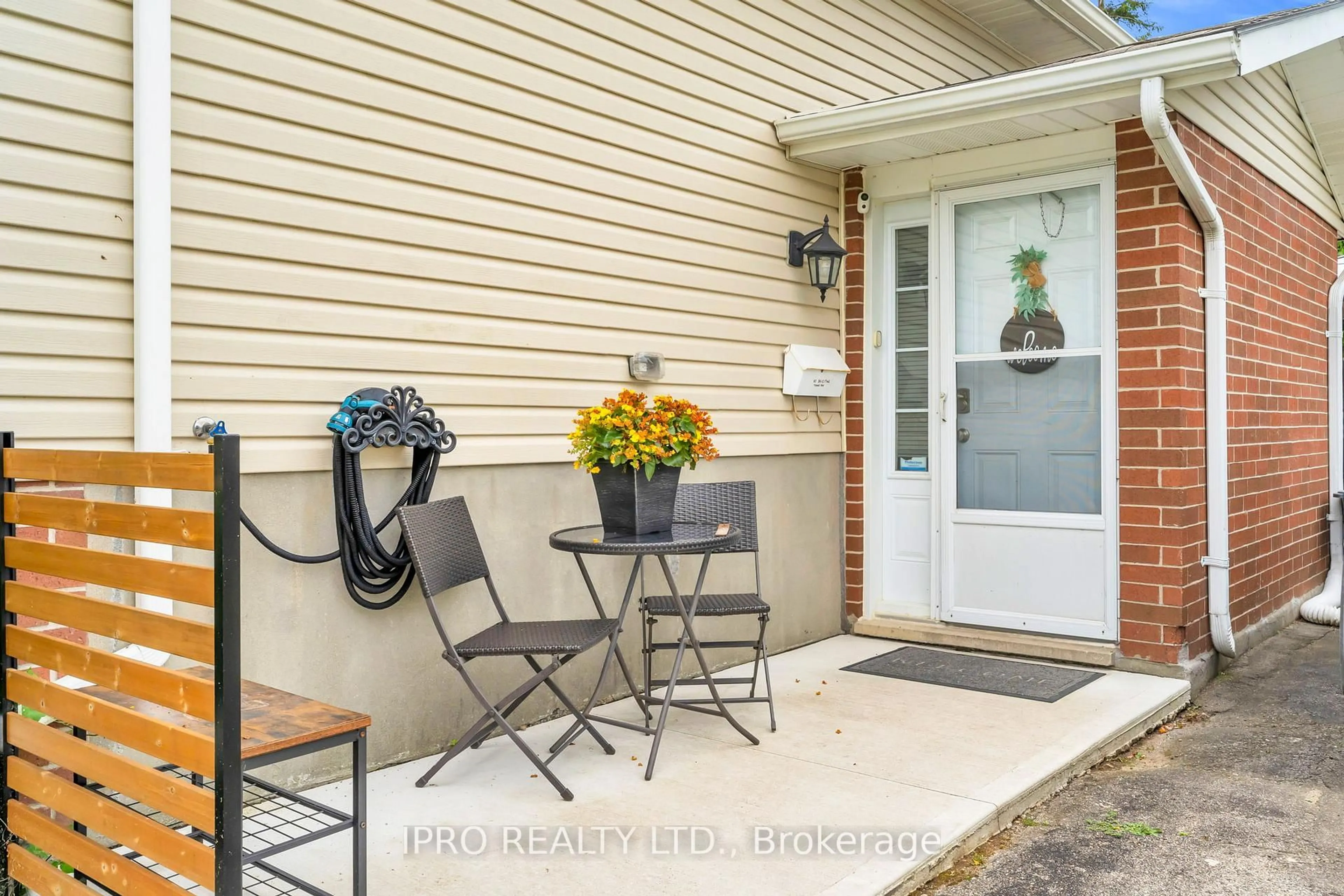 Indoor entryway for 76 Keats Dr, Woodstock Ontario N4S 8B8