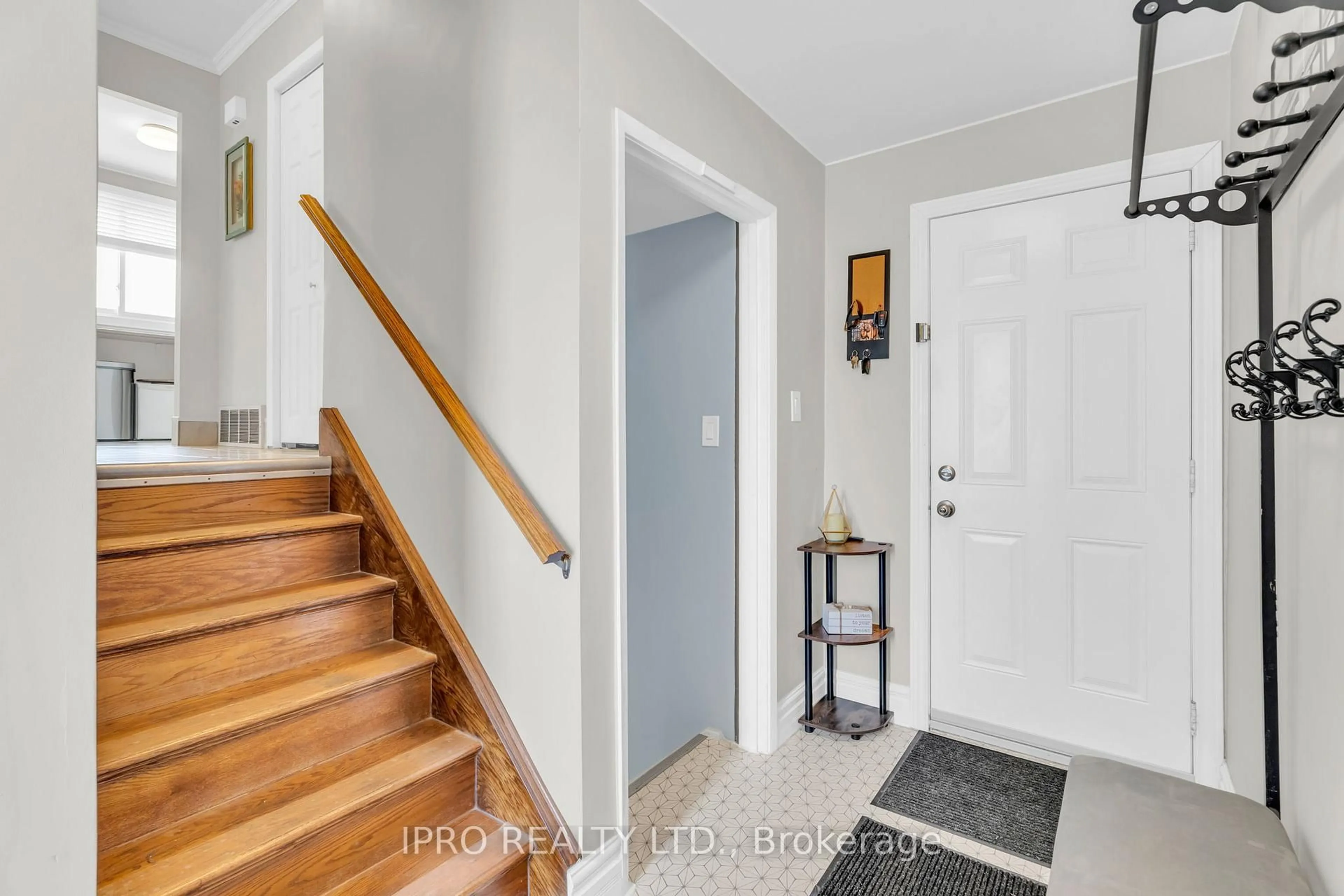 Indoor entryway for 76 Keats Dr, Woodstock Ontario N4S 8B8