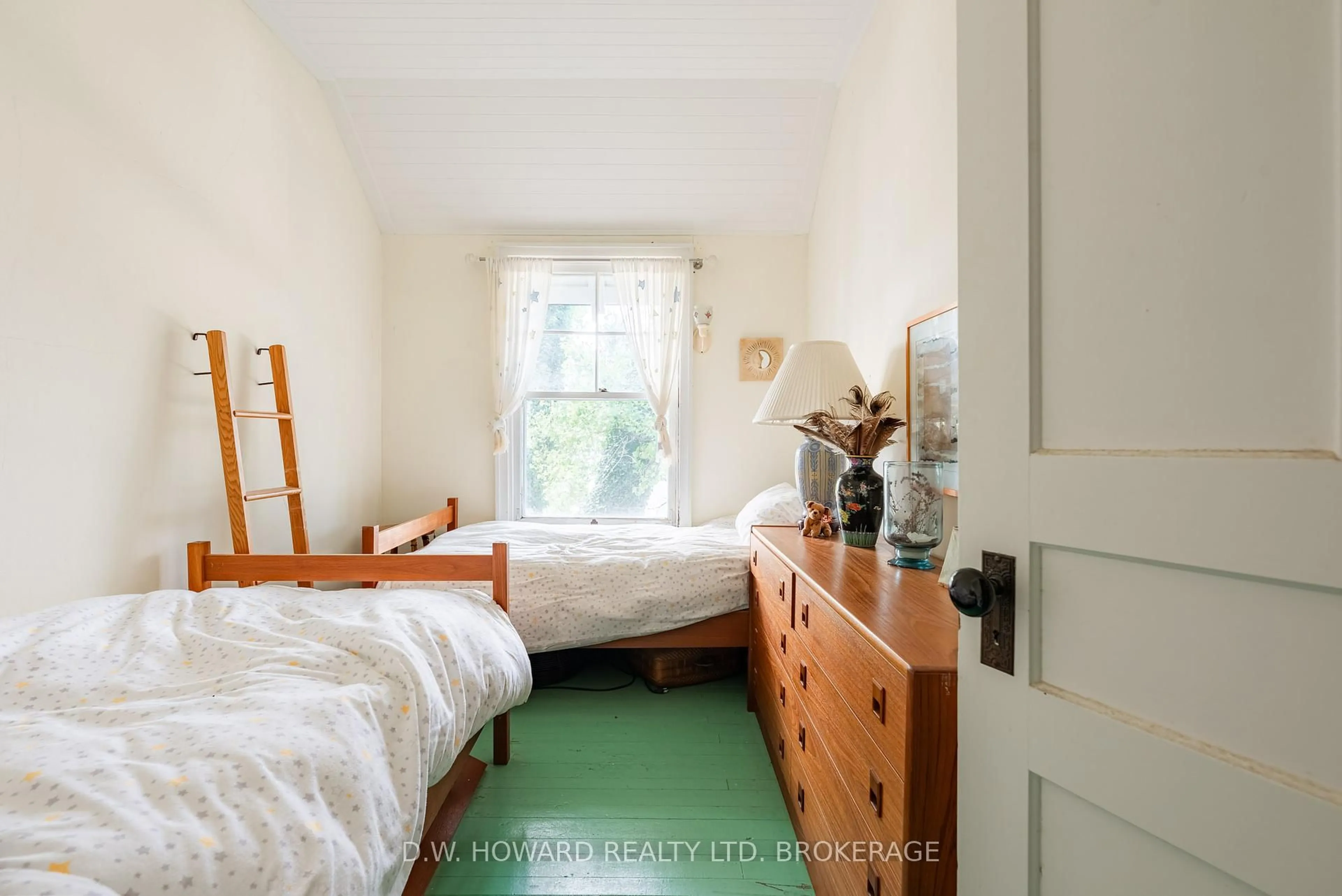 Bedroom with bed, unknown for 1321 Kam Rd, Fort Erie Ontario L2A 5W5