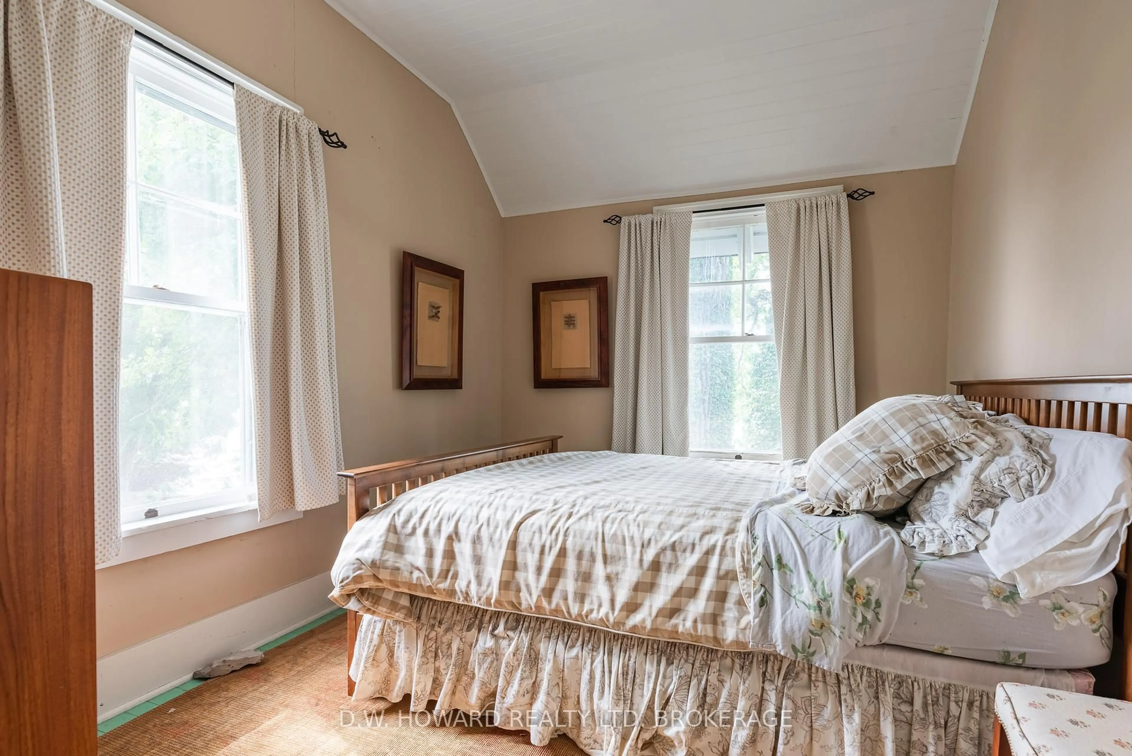 Bedroom with bed, unknown for 1321 Kam Rd, Fort Erie Ontario L2A 5W5