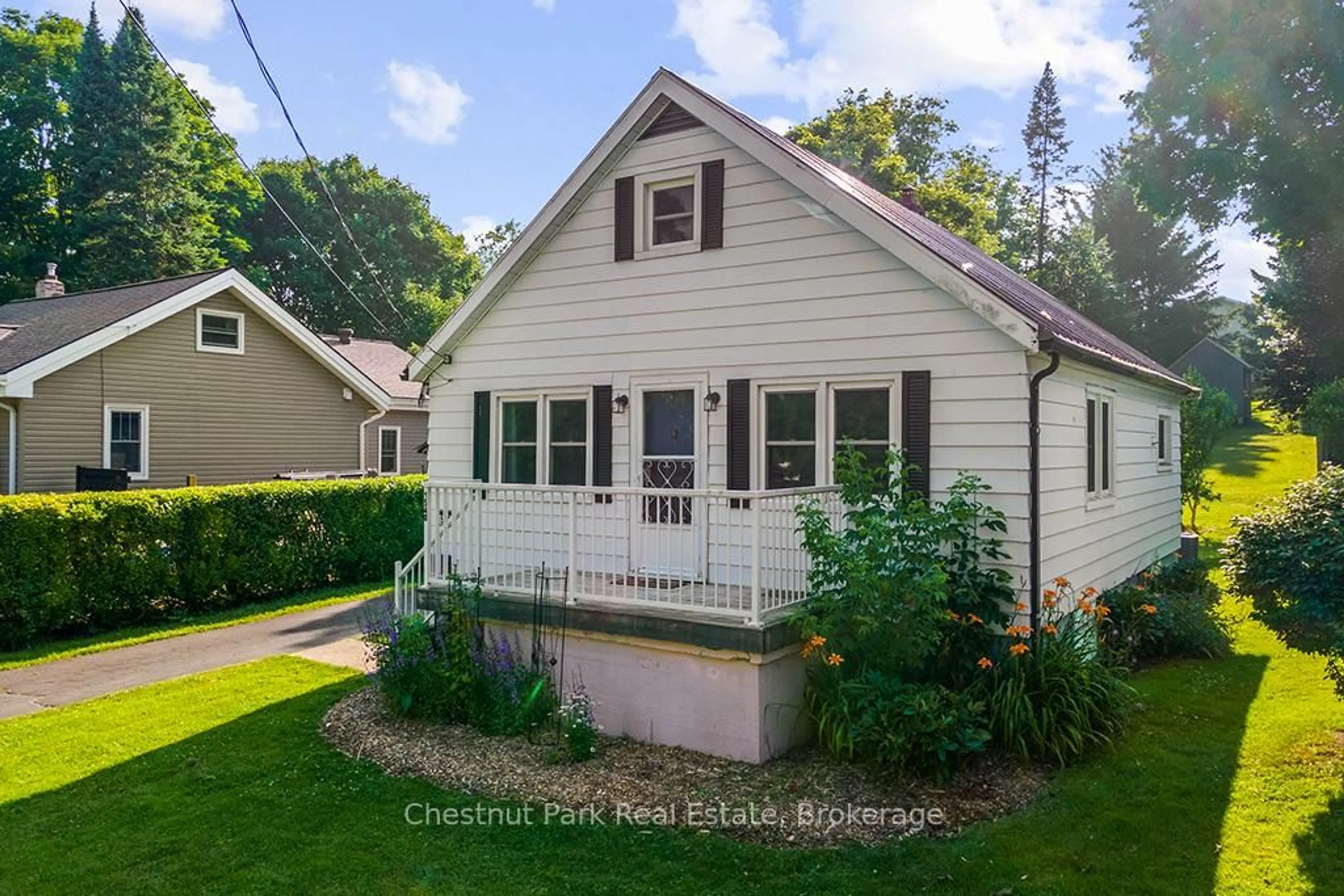 A pic from outside/outdoor area/front of a property/back of a property/a pic from drone, street for 1540 6th Ave, Owen Sound Ontario N4K 5H8