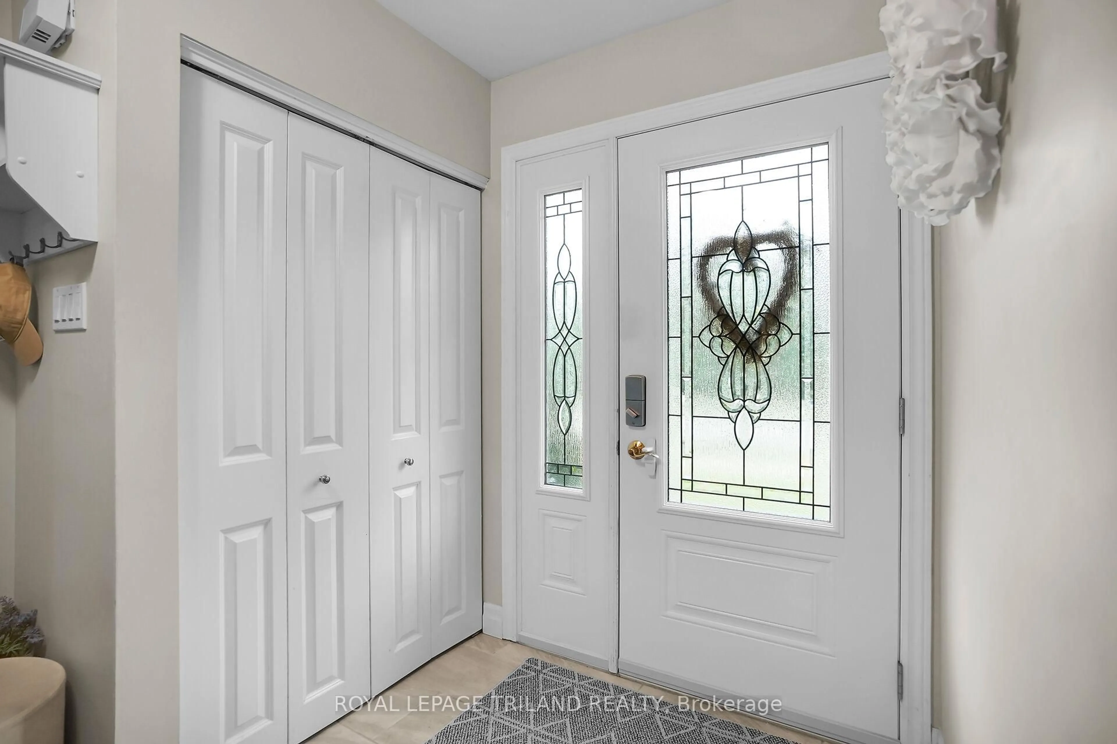 Indoor entryway for 811 Berkshire Dr, London South Ontario N6J 3S6