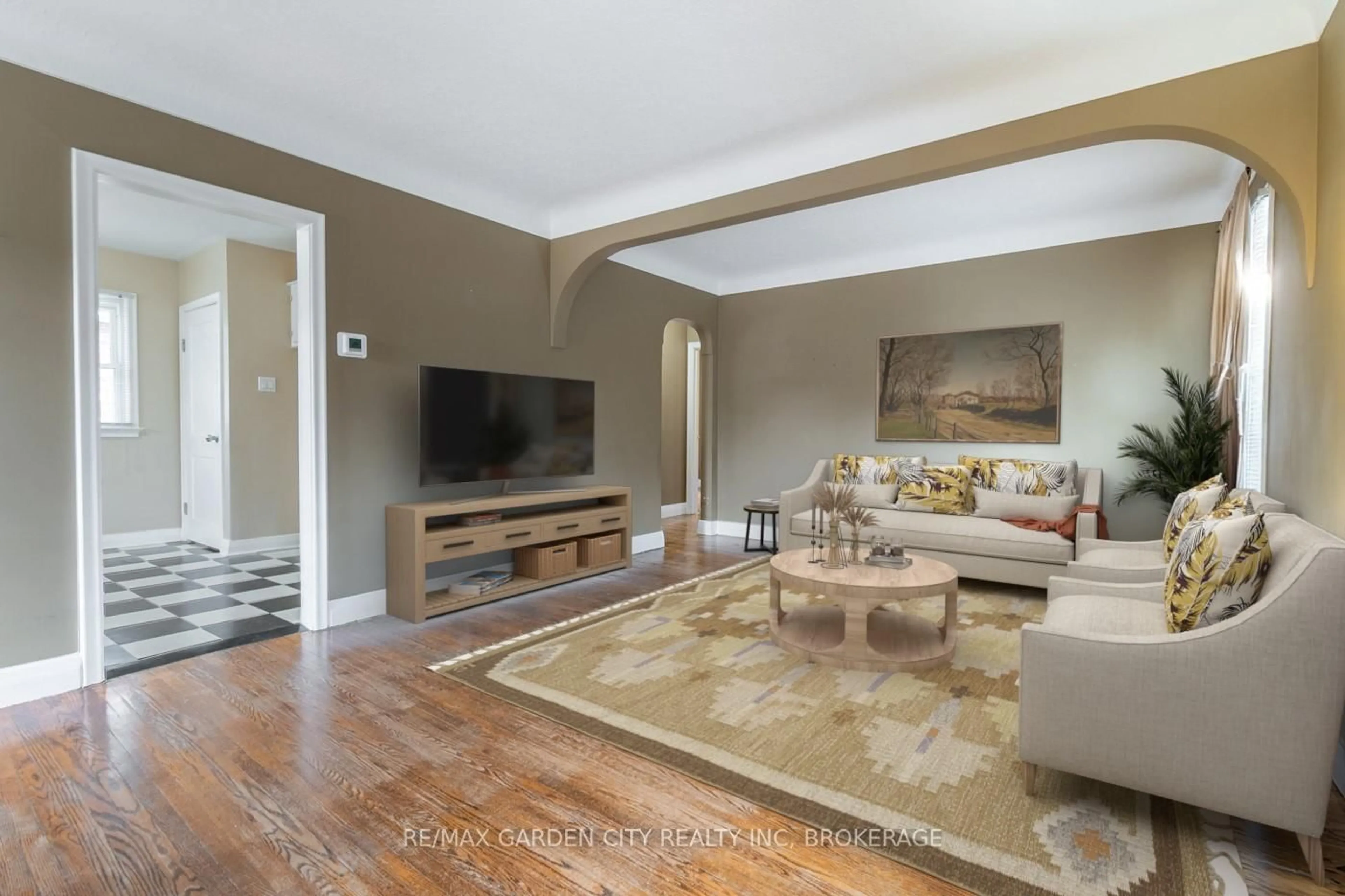 Living room with furniture, unknown for 29 Rosedale Ave, St. Catharines Ontario L2P 1Y6