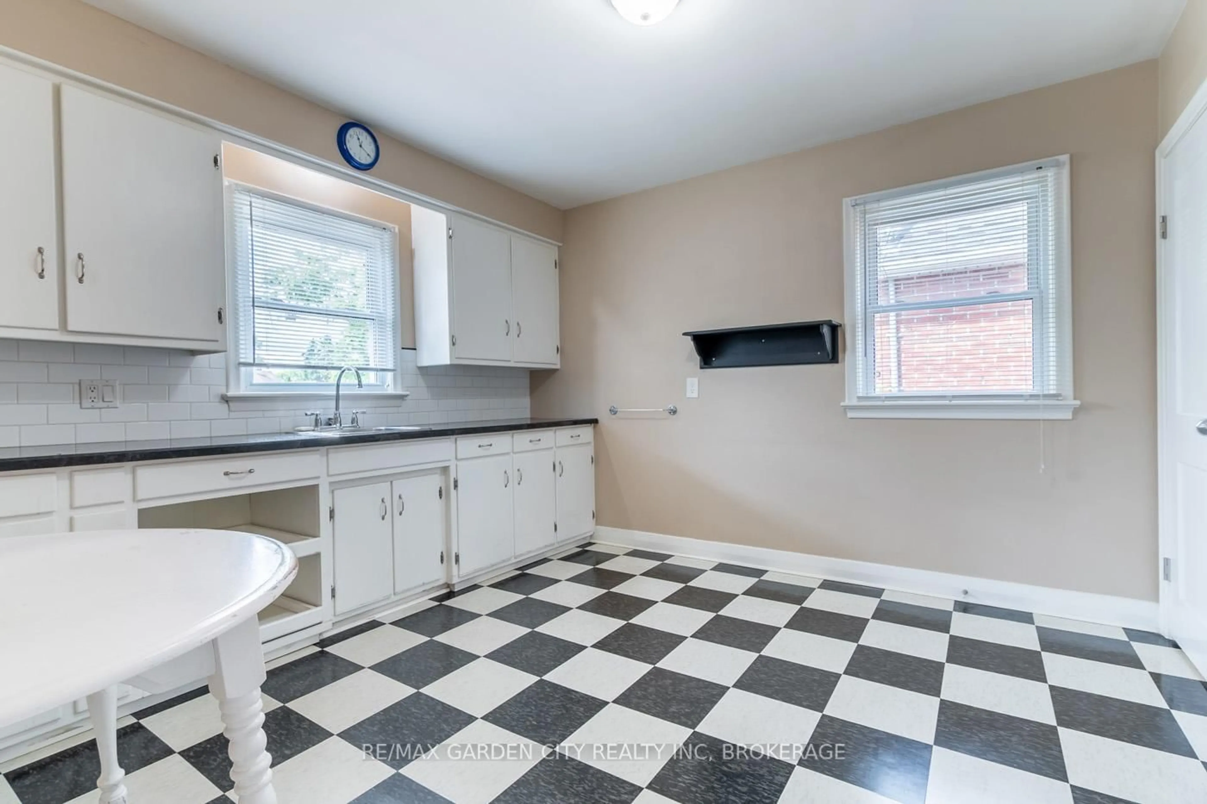 Standard kitchen, ceramic/tile floor for 29 Rosedale Ave, St. Catharines Ontario L2P 1Y6