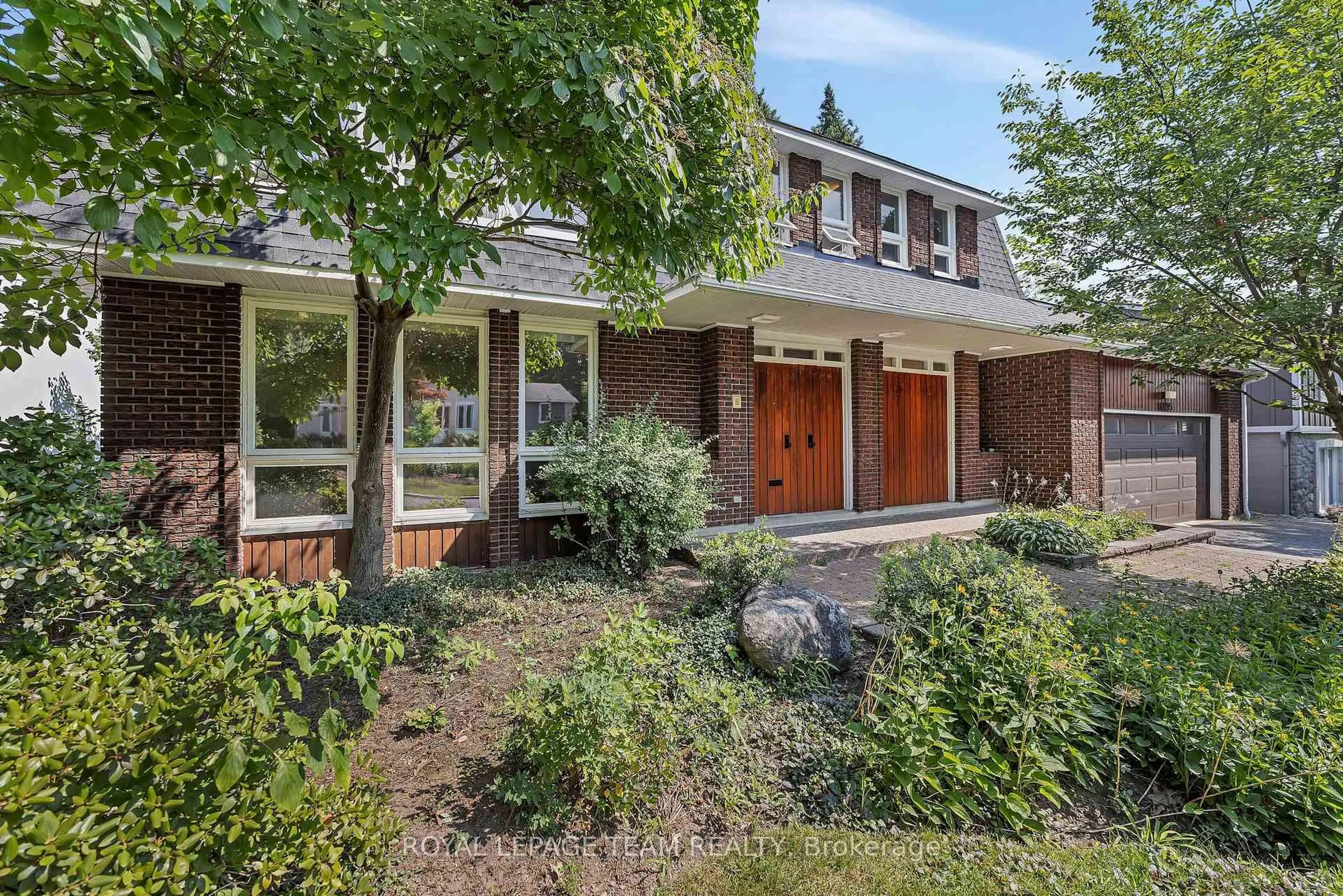 Home with brick exterior material, street for 1825 Yale Ave, Ottawa Ontario K1H 6S3