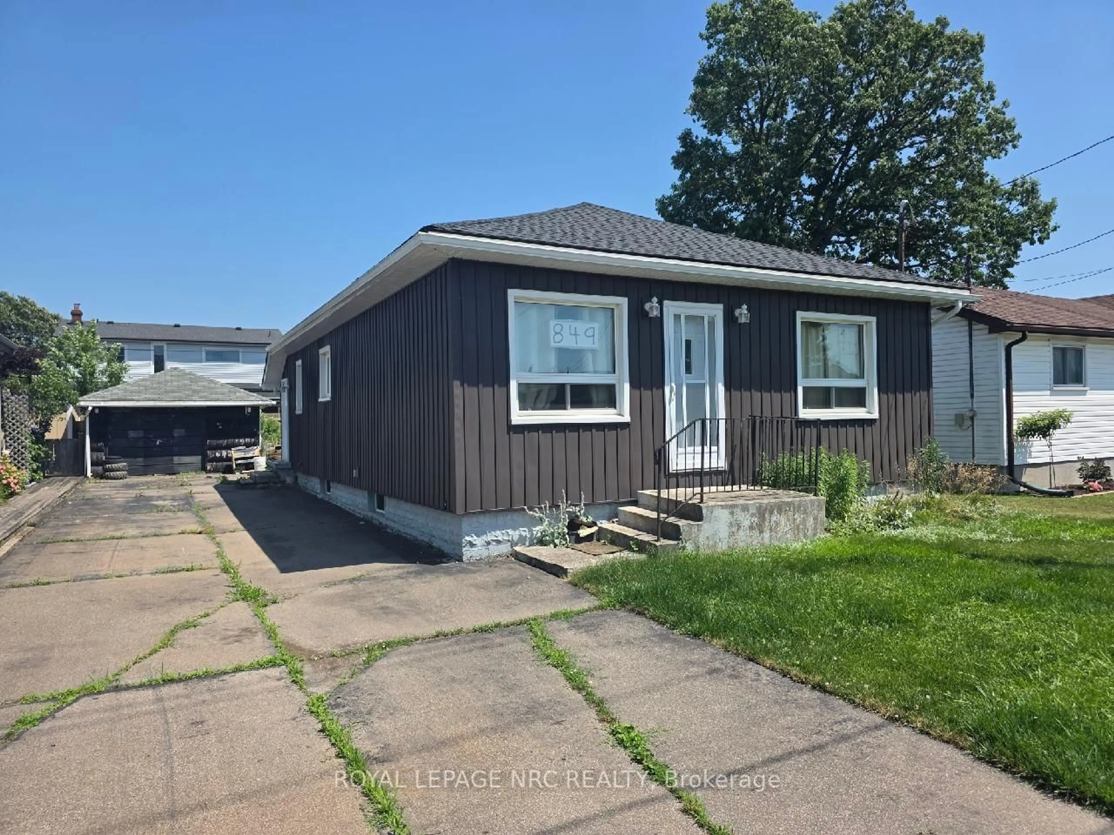 A pic from outside/outdoor area/front of a property/back of a property/a pic from drone, street for 849 Harriet St, Welland Ontario L3B 2J5