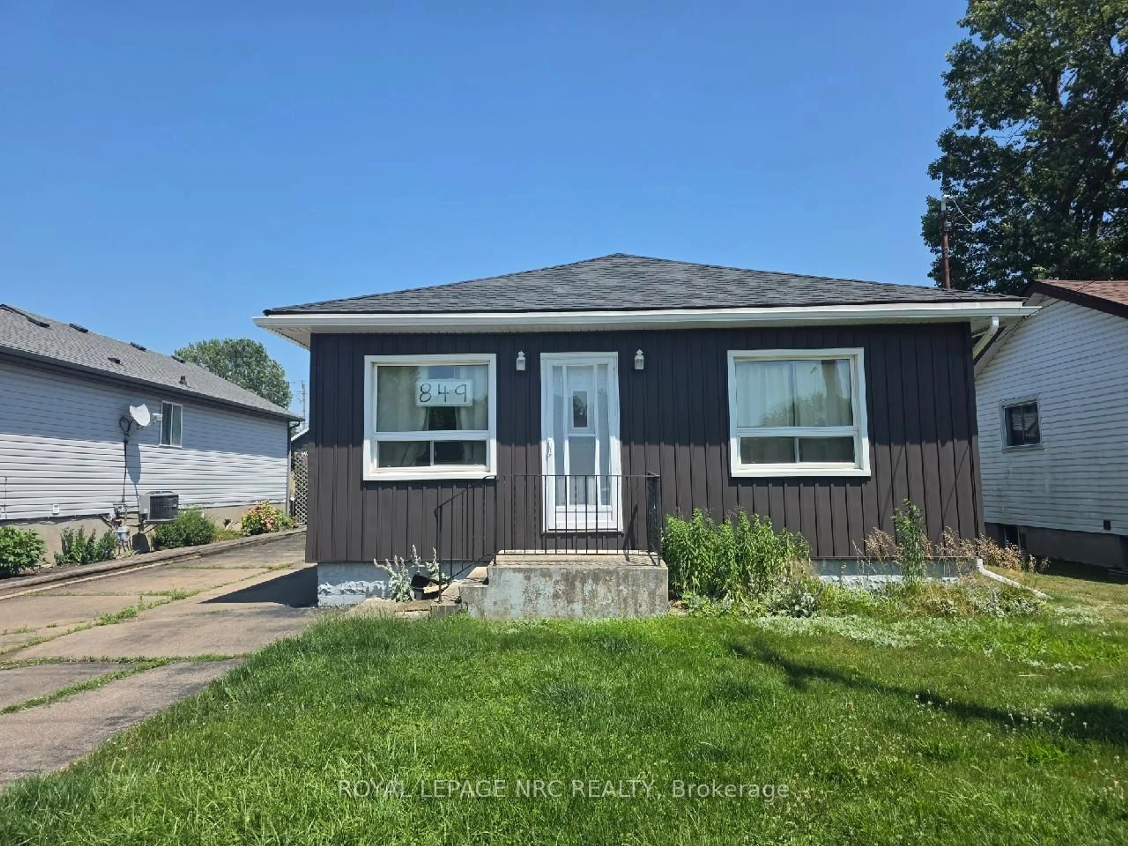 Home with vinyl exterior material, street for 849 Harriet St, Welland Ontario L3B 2J5