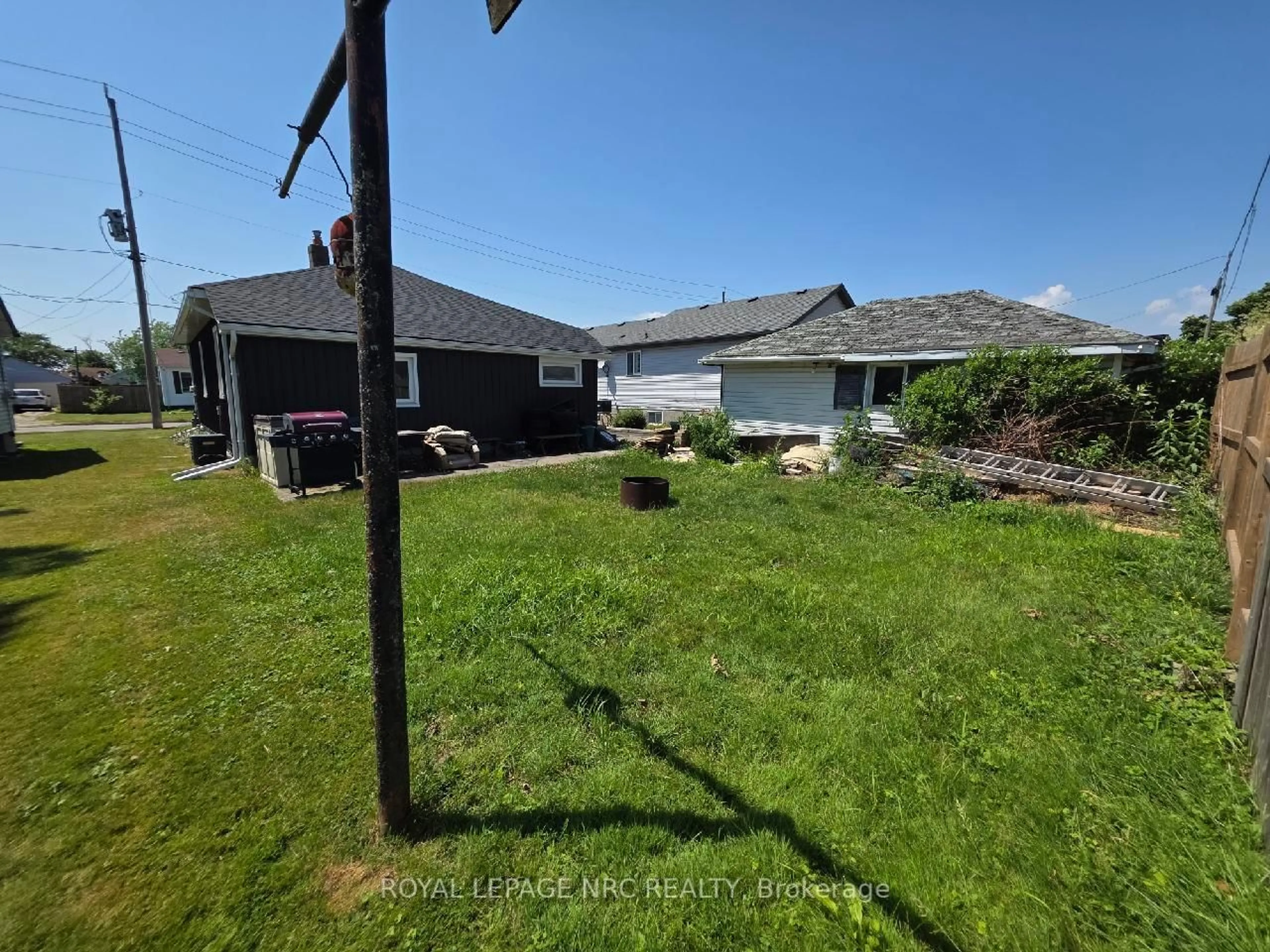 A pic from outside/outdoor area/front of a property/back of a property/a pic from drone, unknown for 849 Harriet St, Welland Ontario L3B 2J5