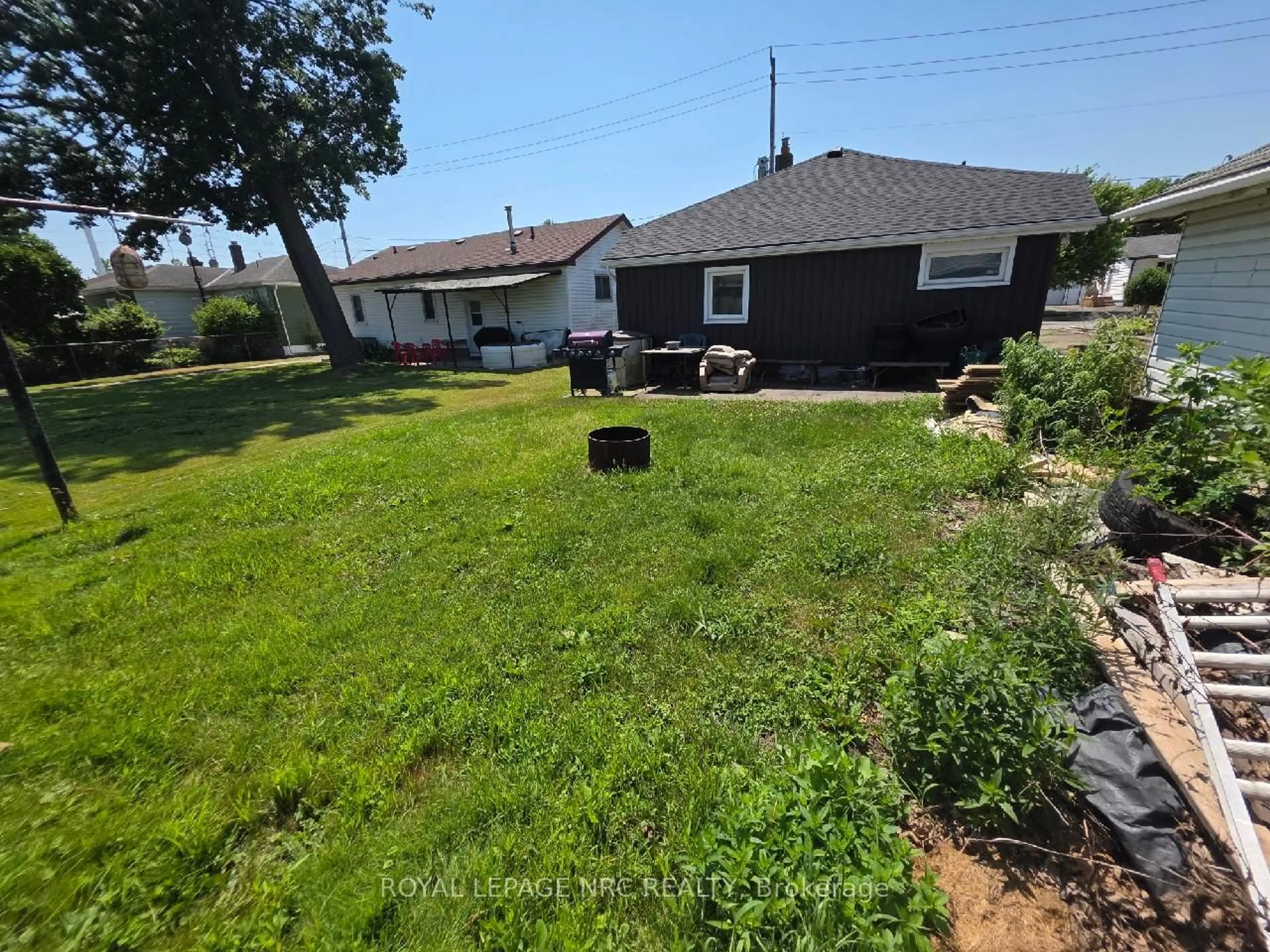 A pic from outside/outdoor area/front of a property/back of a property/a pic from drone, street for 849 Harriet St, Welland Ontario L3B 2J5