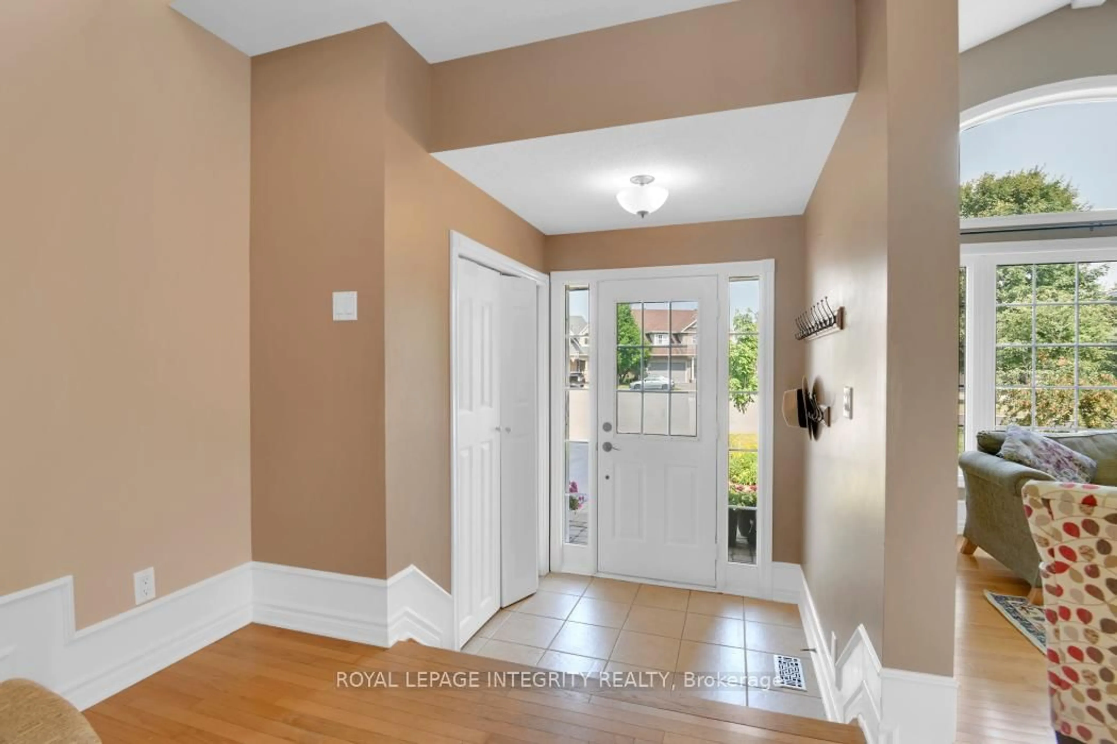 Indoor entryway for 11 Honeywood Crt, Ottawa Ontario K1V 1Y4