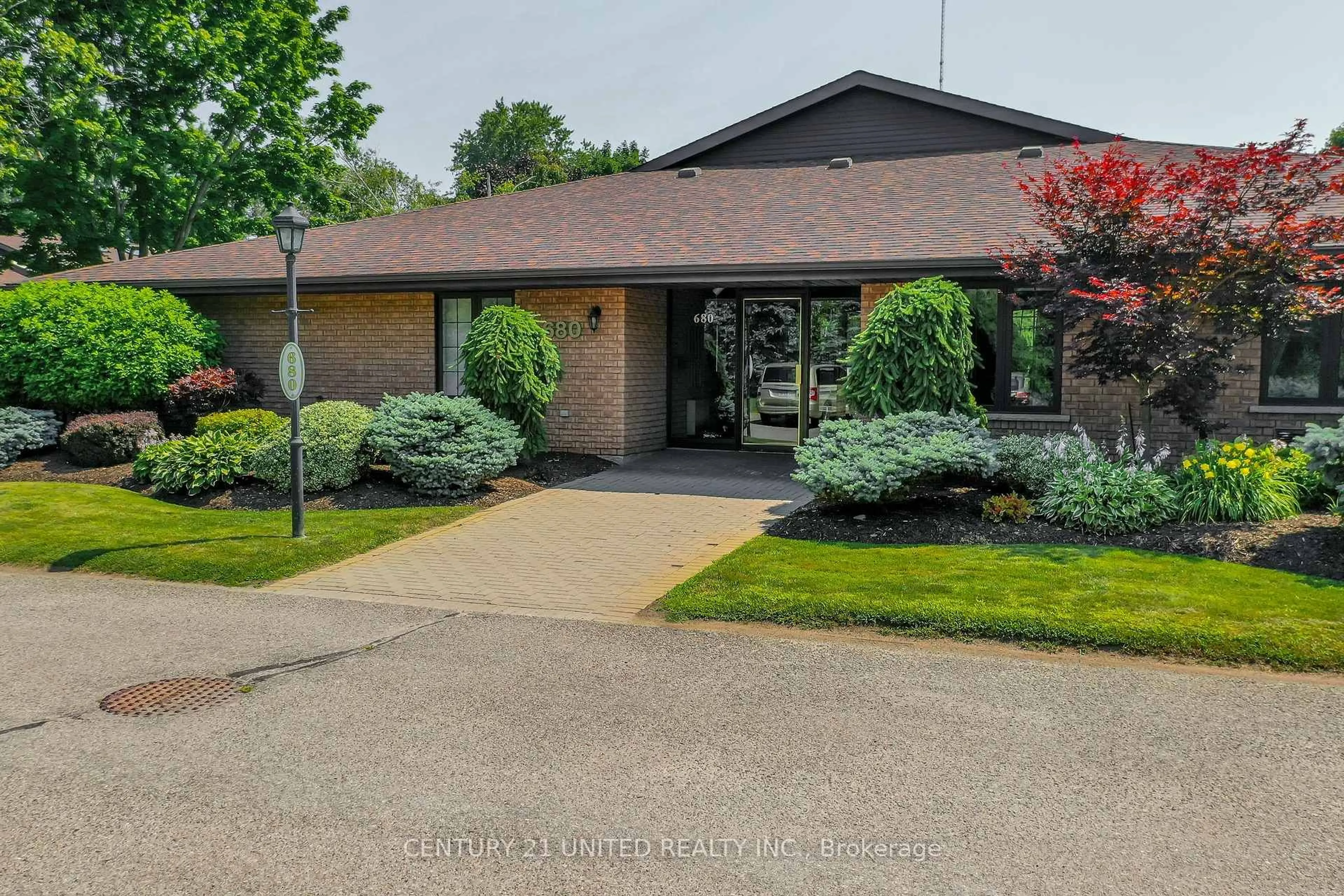 Indoor foyer for 680 Whitaker St #2, Peterborough East Ontario K9H 7J9